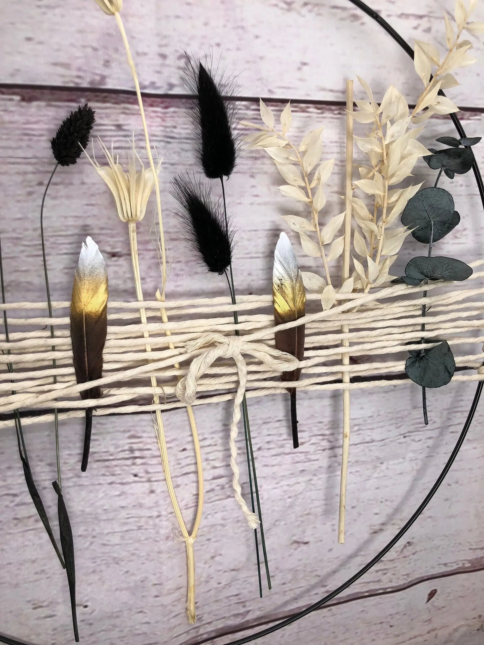 Türkranz Kranz Ring Eukalyptus Ruskus Gras Perlhuhn Feder Wandkranz Trockenblumen Natur natürlich Hoop Fensterdeko – handgemacht aus Seiden- und Kunstblumen, langlebig & pflegeleicht von SarahsFlowerStudio