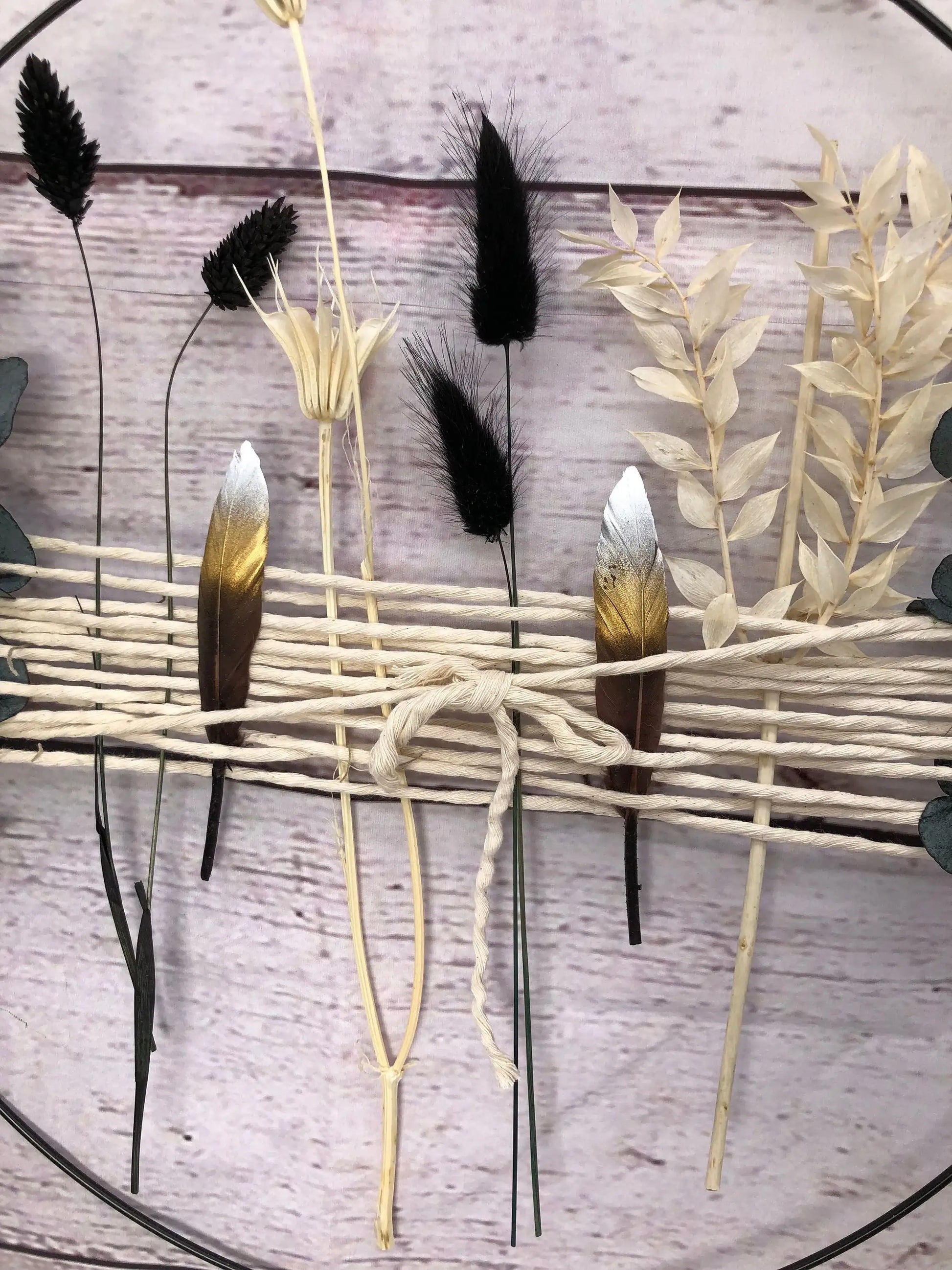 Türkranz Kranz Ring Eukalyptus Ruskus Gras Perlhuhn Feder Wandkranz Trockenblumen Natur natürlich Hoop Fensterdeko – handgemacht aus Seiden- und Kunstblumen, langlebig & pflegeleicht von SarahsFlowerStudio