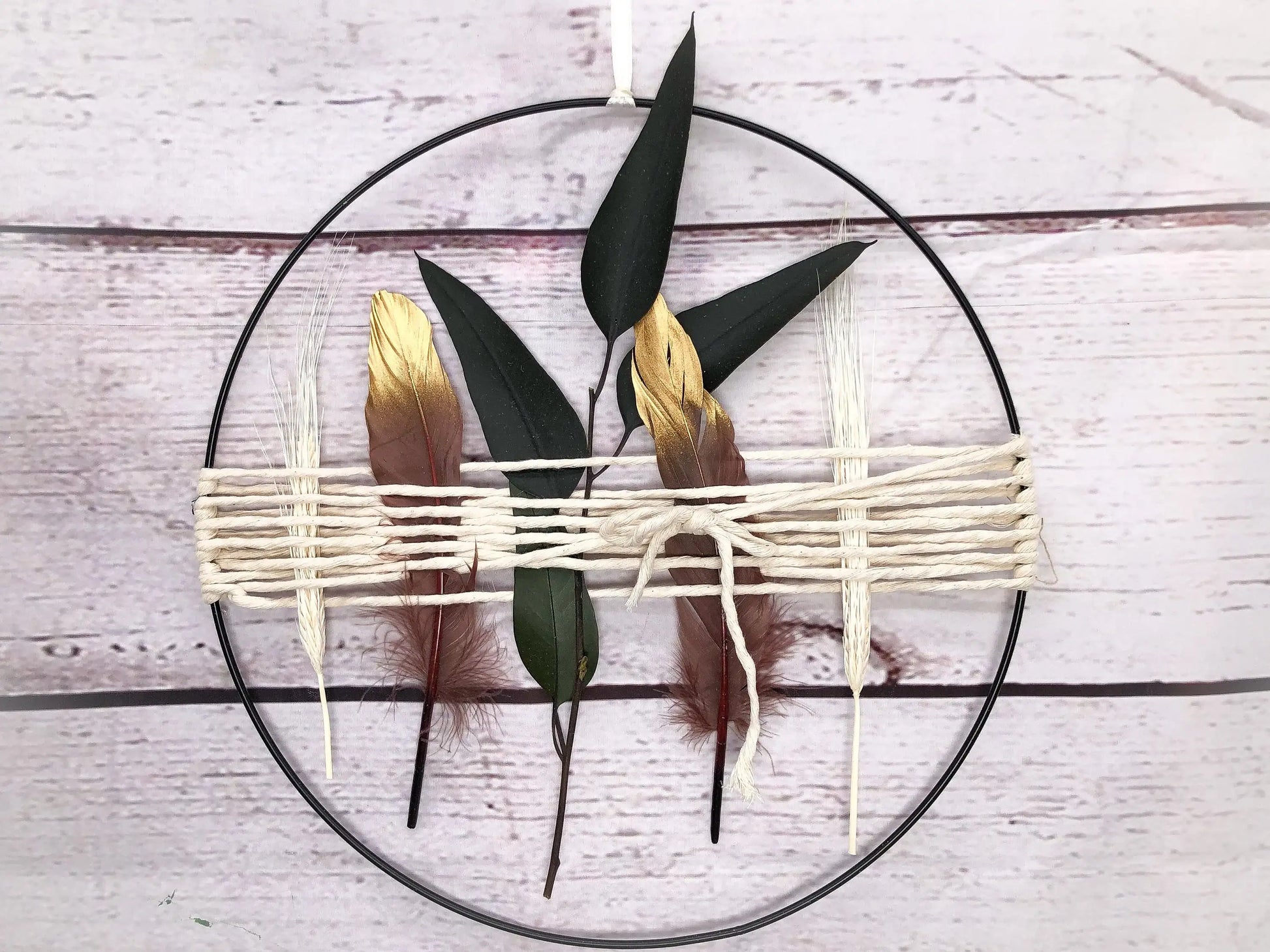 Türkranz Kranz Ring Eukalyptus Ruskus Gras Perlhuhn Feder Wandkranz Trockenblumen Natur natürlich Hoop Fensterdeko – handgemacht aus Seiden- und Kunstblumen, langlebig & pflegeleicht von SarahsFlowerStudio