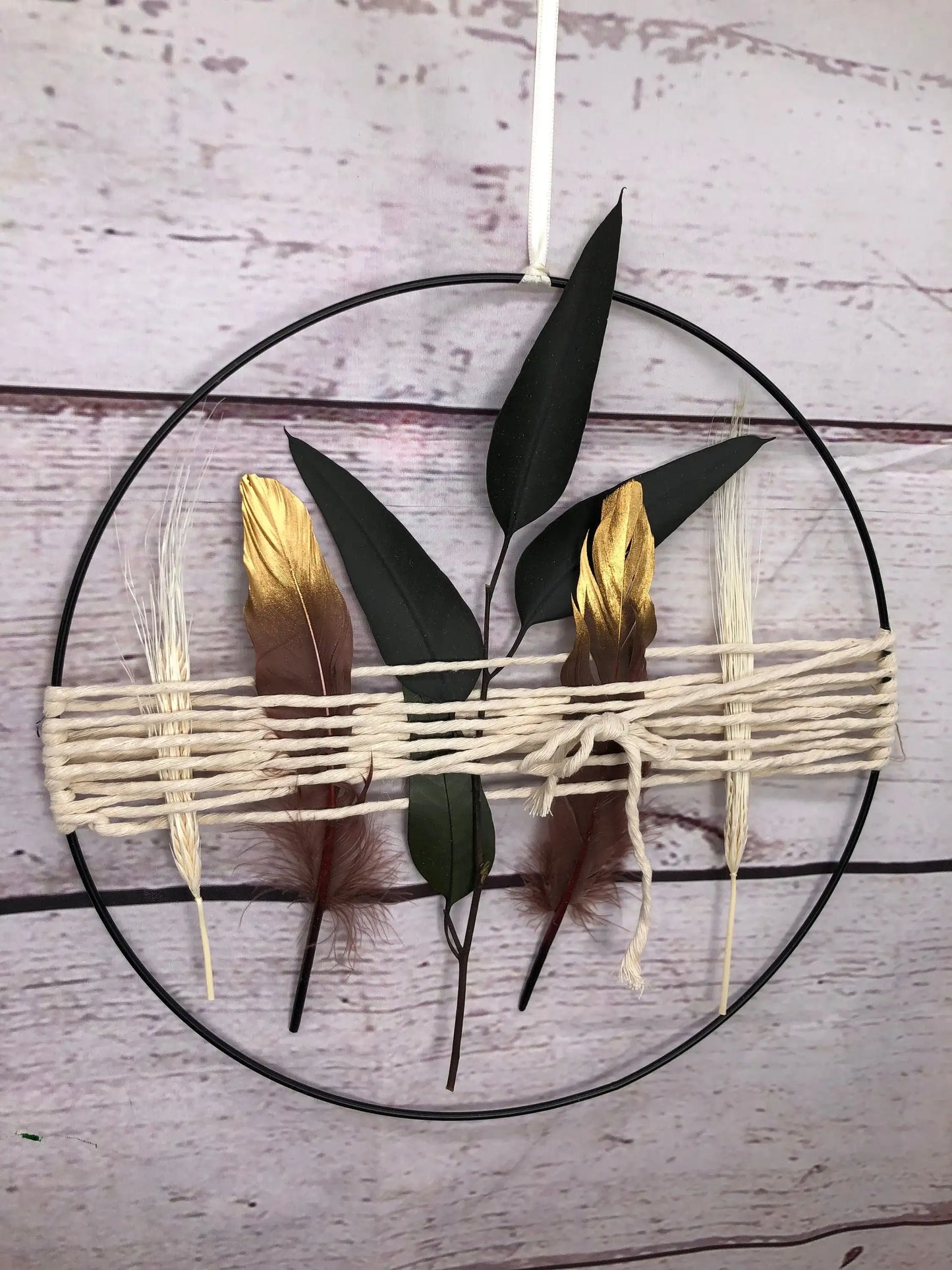 Türkranz Kranz Ring Eukalyptus Ruskus Gras Perlhuhn Feder Wandkranz Trockenblumen Natur natürlich Hoop Fensterdeko – handgemacht aus Seiden- und Kunstblumen, langlebig & pflegeleicht von SarahsFlowerStudio