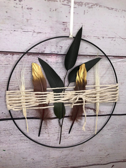 Türkranz Kranz Ring Eukalyptus Ruskus Gras Perlhuhn Feder Wandkranz Trockenblumen Natur natürlich Hoop Fensterdeko – handgemacht aus Seiden- und Kunstblumen, langlebig & pflegeleicht von SarahsFlowerStudio