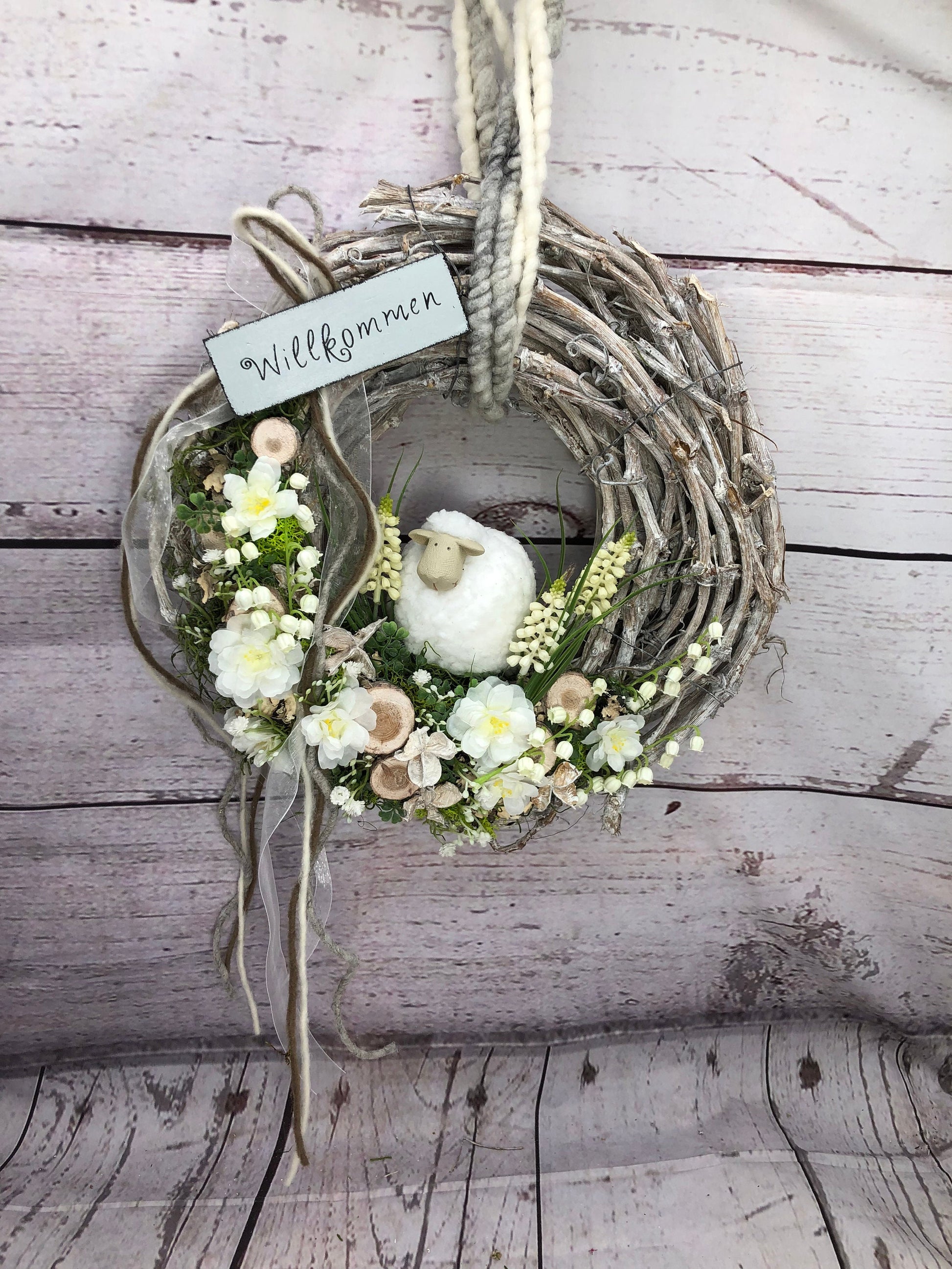Frühlingskranz Türdeko mit Schafen & Maiglöckchen – Osterkranz Seidenblumen – Türkranz – SarahsFlowerStudio