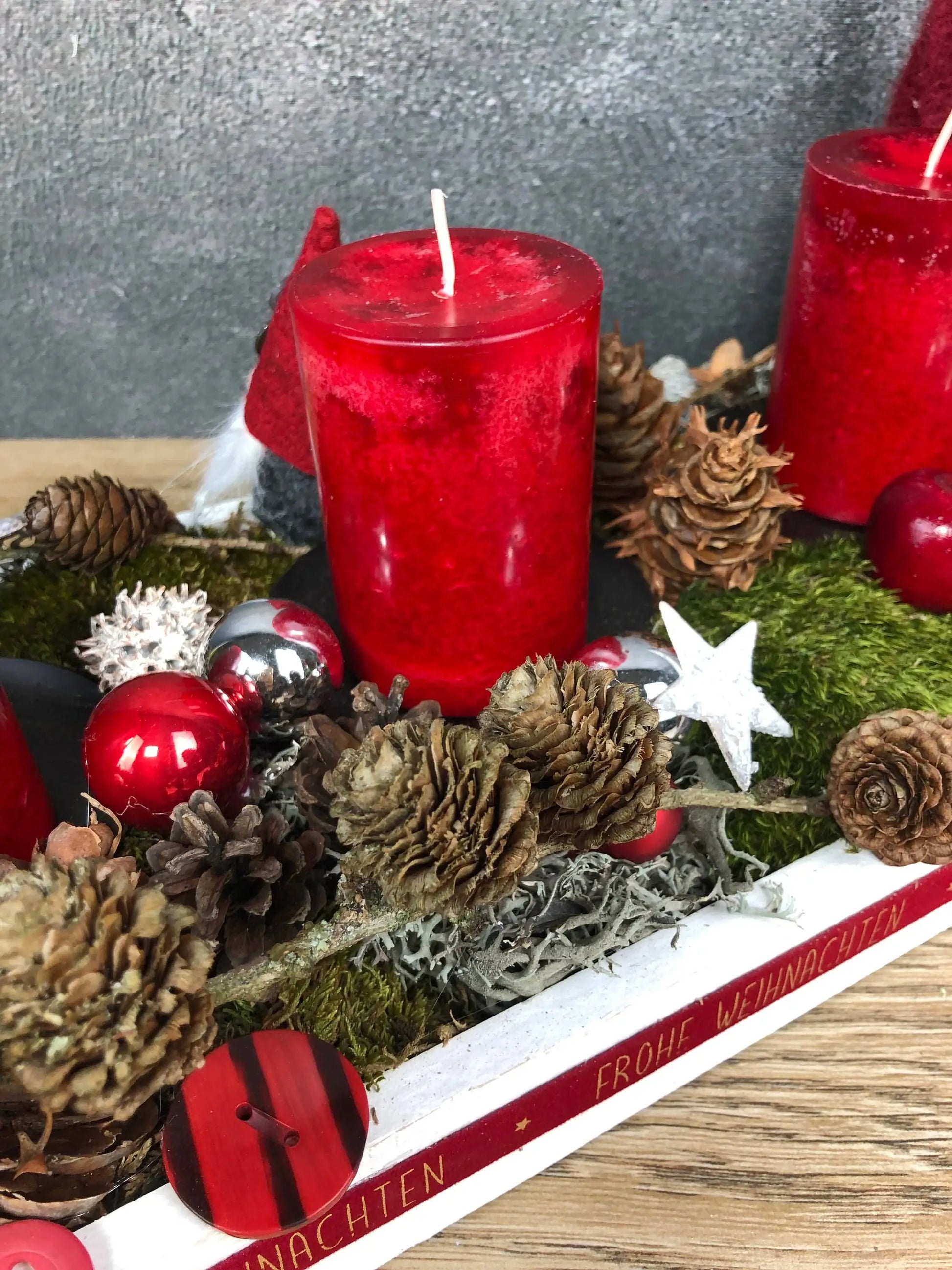 Adventskranz Adventskalender Wichtel Modern Länglich Balken Tablett in zwei Größen L und XL – handgemacht aus Seiden- und Kunstblumen, langlebig & pflegeleicht von SarahsFlowerStudio