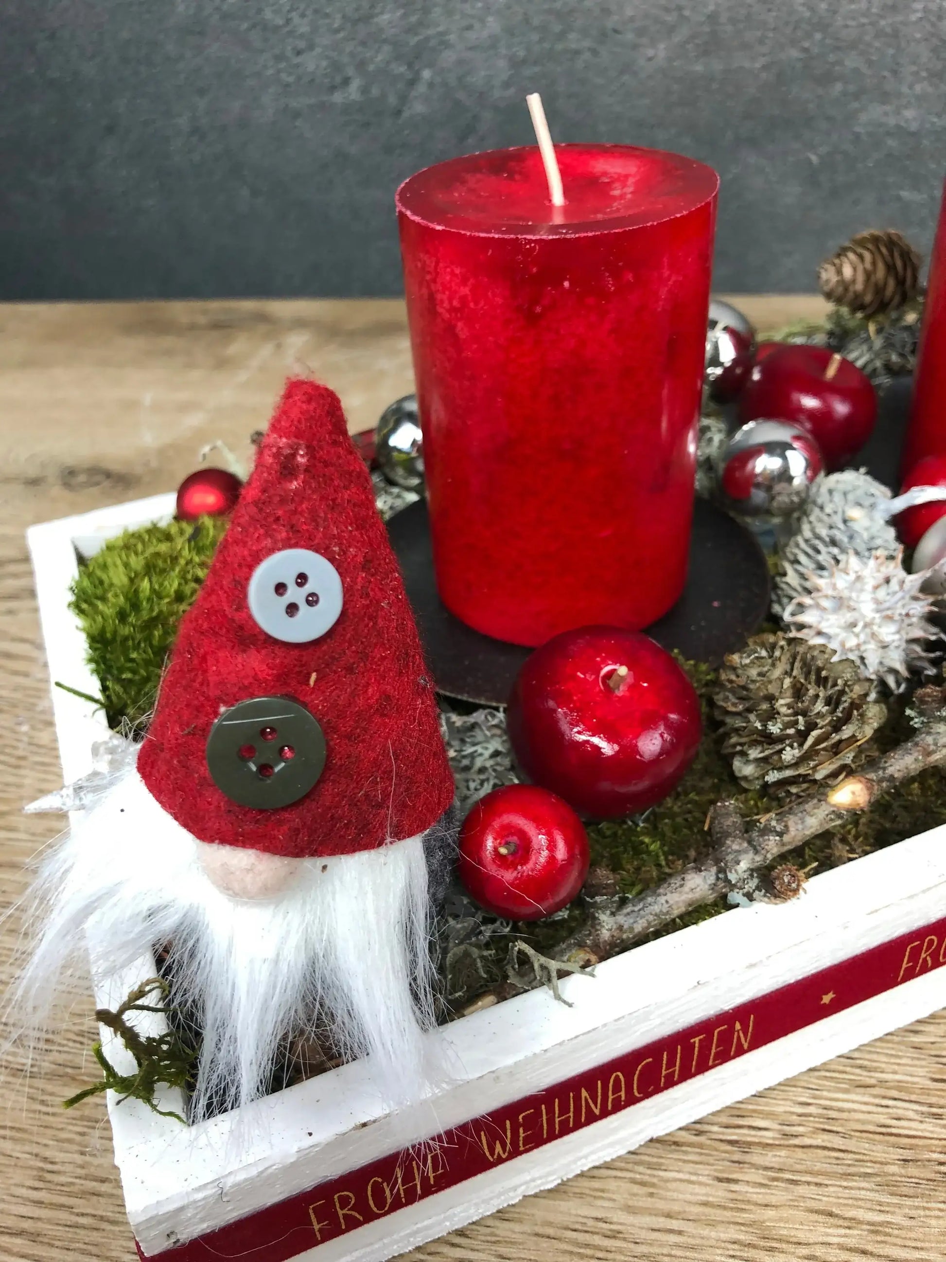 Adventskranz Adventskalender Wichtel Modern Länglich Balken Tablett in zwei Größen L und XL – handgemacht aus Seiden- und Kunstblumen, langlebig & pflegeleicht von SarahsFlowerStudio