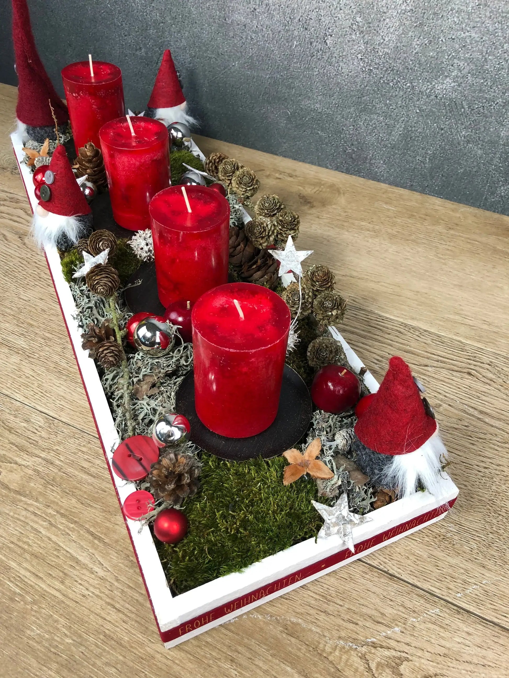 Adventskranz Adventskalender Wichtel Modern Länglich Balken Tablett in zwei Größen L und XL – handgemacht aus Seiden- und Kunstblumen, langlebig & pflegeleicht von SarahsFlowerStudio