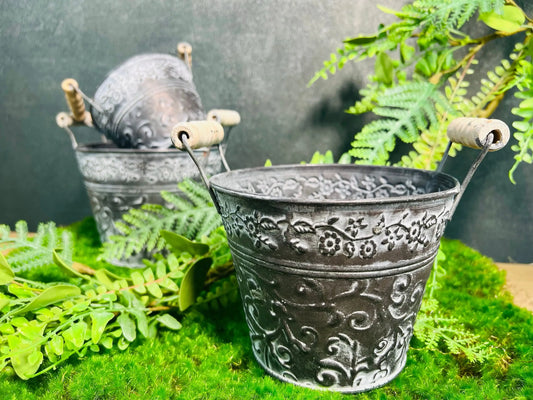 Topf Metalltopf Eimer Metalleimer Übertopf Pflanze Künstlich Kunstblumen Faux Flower – handgemacht aus Seiden- und Kunstblumen, langlebig & pflegeleicht von SarahsFlowerStudio