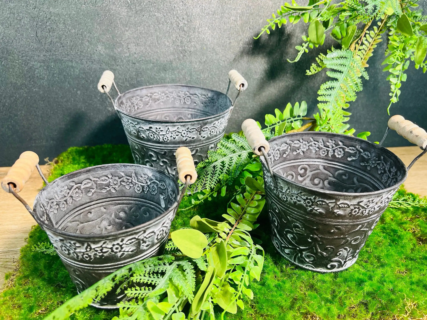 Topf Metalltopf Eimer Metalleimer Übertopf Pflanze Künstlich Kunstblumen Faux Flower – handgemacht aus Seiden- und Kunstblumen, langlebig & pflegeleicht von SarahsFlowerStudio