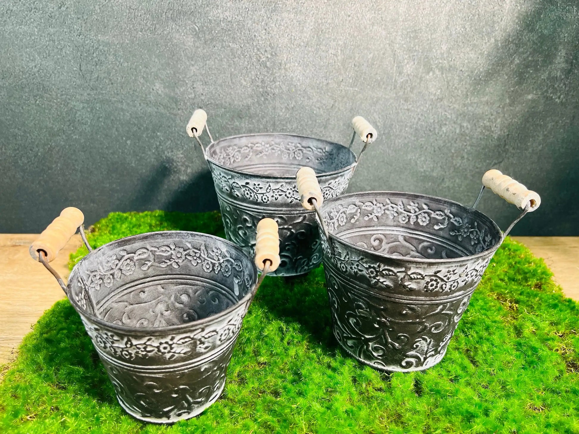 Topf Metalltopf Eimer Metalleimer Übertopf Pflanze Künstlich Kunstblumen Faux Flower – handgemacht aus Seiden- und Kunstblumen, langlebig & pflegeleicht von SarahsFlowerStudio