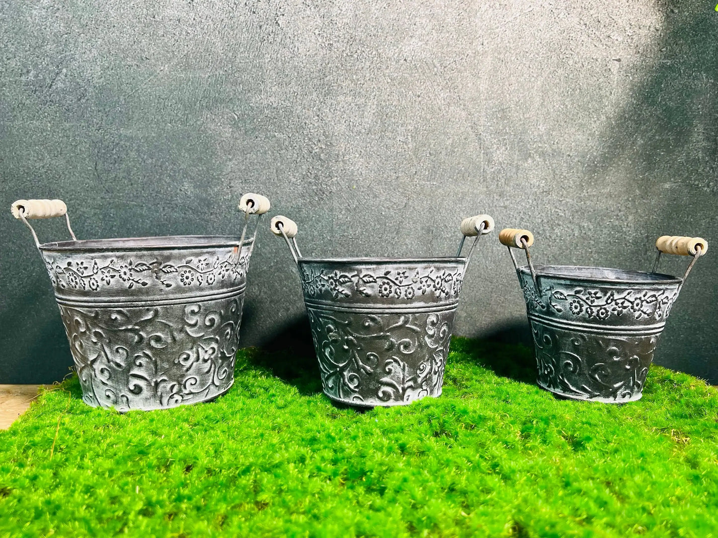 Topf Metalltopf Eimer Metalleimer Übertopf Pflanze Künstlich Kunstblumen Faux Flower – handgemacht aus Seiden- und Kunstblumen, langlebig & pflegeleicht von SarahsFlowerStudio