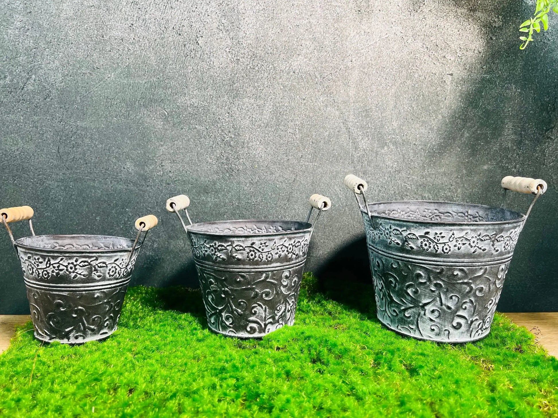 Topf Metalltopf Eimer Metalleimer Übertopf Pflanze Künstlich Kunstblumen Faux Flower – handgemacht aus Seiden- und Kunstblumen, langlebig & pflegeleicht von SarahsFlowerStudio