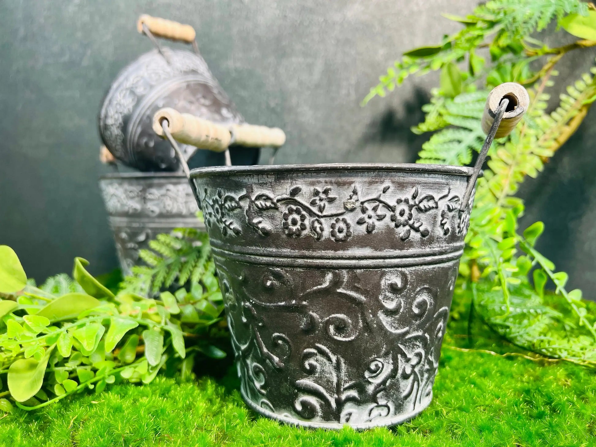 Topf Metalltopf Eimer Metalleimer Übertopf Pflanze Künstlich Kunstblumen Faux Flower – handgemacht aus Seiden- und Kunstblumen, langlebig & pflegeleicht von SarahsFlowerStudio