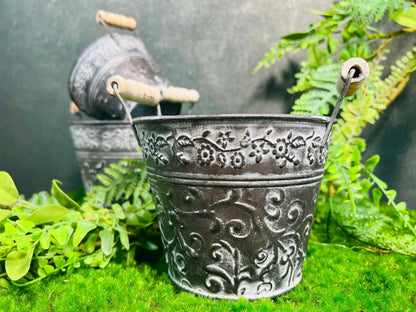 Topf Metalltopf Eimer Metalleimer Übertopf Pflanze Künstlich Kunstblumen Faux Flower – handgemacht aus Seiden- und Kunstblumen, langlebig & pflegeleicht von SarahsFlowerStudio