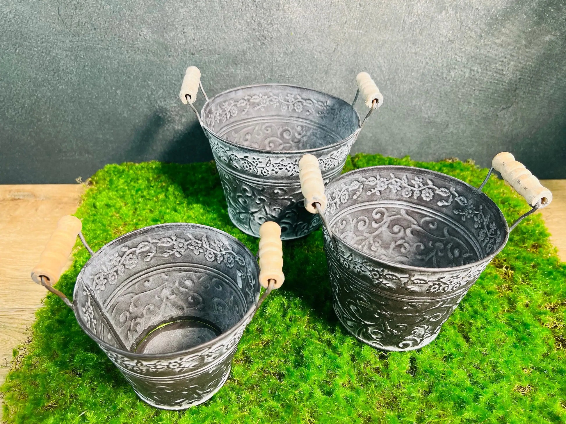 Topf Metalltopf Eimer Metalleimer Übertopf Pflanze Künstlich Kunstblumen Faux Flower – handgemacht aus Seiden- und Kunstblumen, langlebig & pflegeleicht von SarahsFlowerStudio