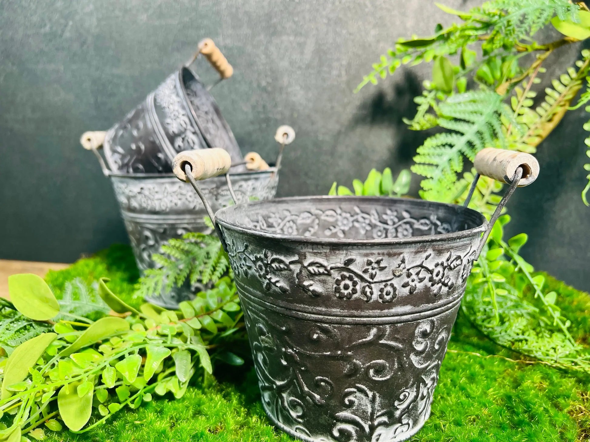 Topf Metalltopf Eimer Metalleimer Übertopf Pflanze Künstlich Kunstblumen Faux Flower – handgemacht aus Seiden- und Kunstblumen, langlebig & pflegeleicht von SarahsFlowerStudio