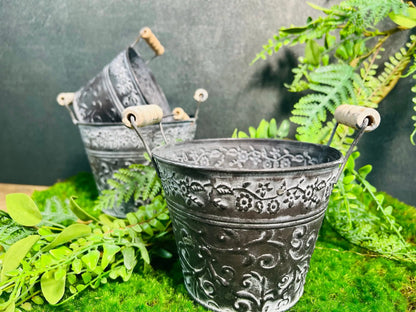 Topf Metalltopf Eimer Metalleimer Übertopf Pflanze Künstlich Kunstblumen Faux Flower – handgemacht aus Seiden- und Kunstblumen, langlebig & pflegeleicht von SarahsFlowerStudio