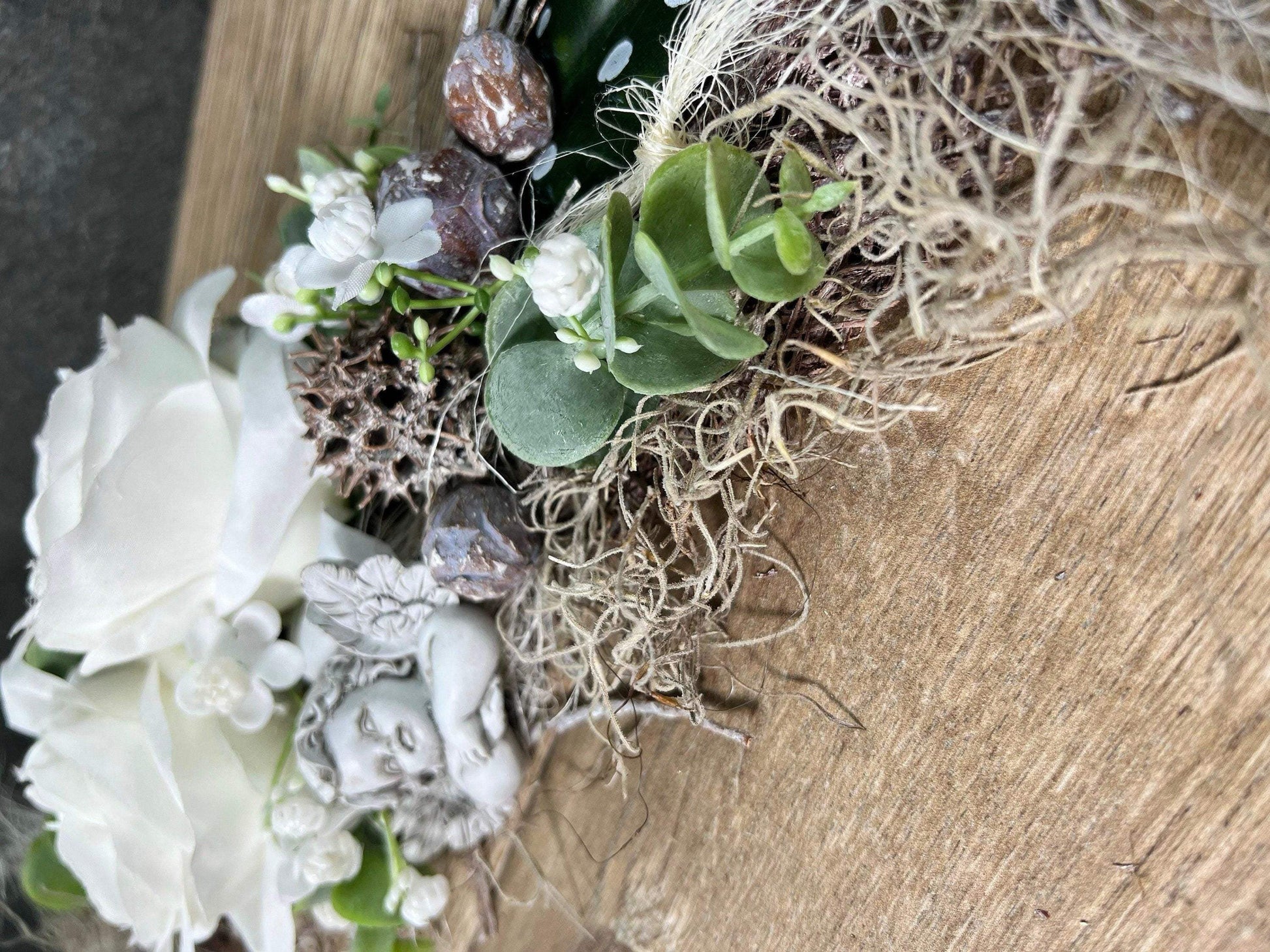Grabgesteck zum legen Liege Bukett Rose zum legen Allerheiligen Rosen Grabdekoration Engel Grabschmuck Grab Grabstrauß – handgemacht aus Seiden- und Kunstblumen, langlebig & pflegeleicht von SarahsFlowerStudio