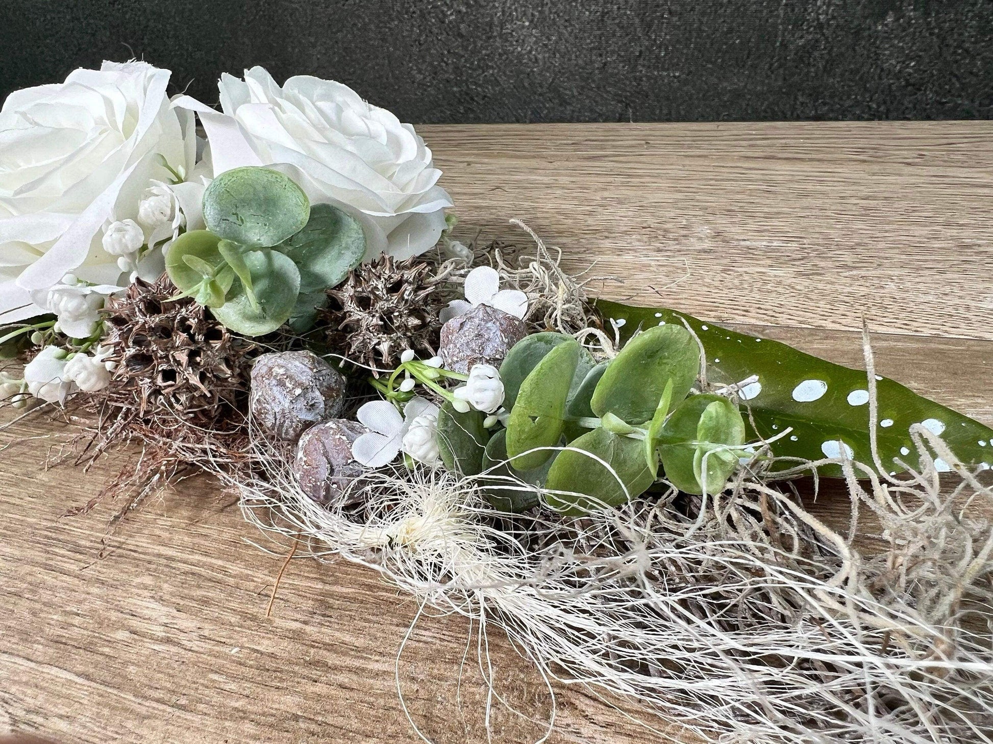 Grabgesteck zum legen Liege Bukett Rose zum legen Allerheiligen Rosen Grabdekoration Engel Grabschmuck Grab Grabstrauß – handgemacht aus Seiden- und Kunstblumen, langlebig & pflegeleicht von SarahsFlowerStudio