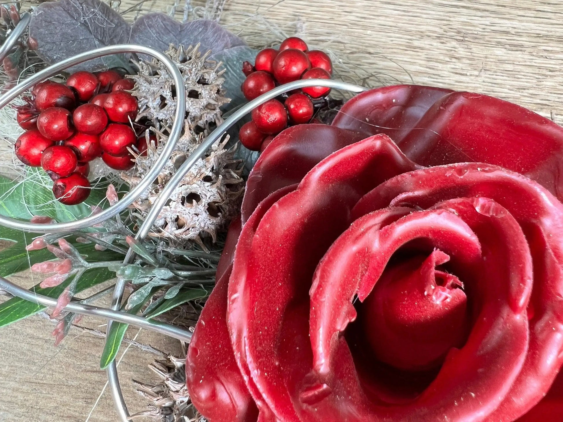 Grabgesteck zum legen Bukett Rose Wachsrose zum legen Allerheiligen Grabdekoration Betende Hände Grabschmuck Grab Grabstrauß Eukalyptus Deko – handgemacht aus Seiden- und Kunstblumen, langlebig & pflegeleicht von SarahsFlowerStudio