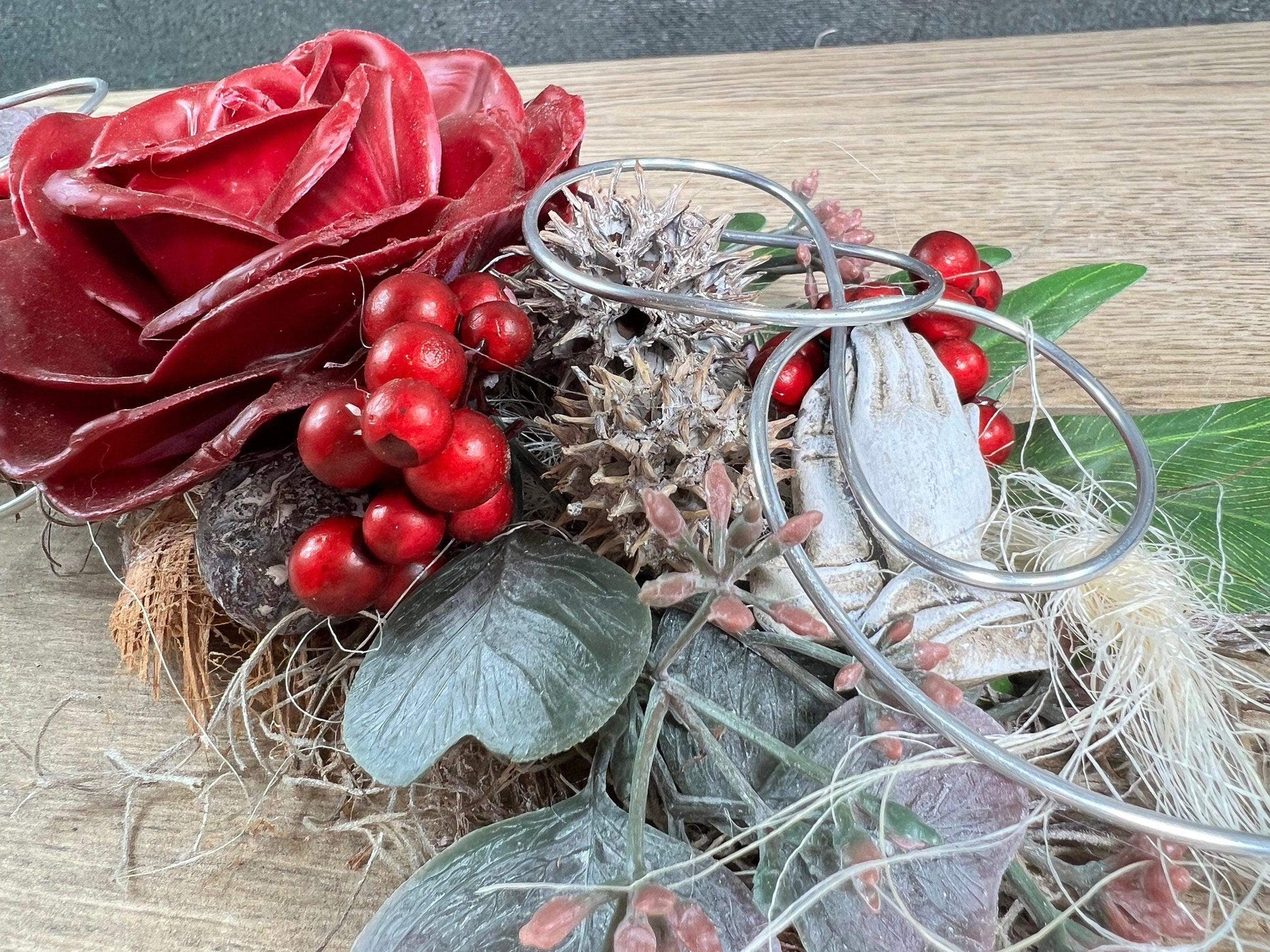 Grabgesteck zum legen Bukett Rose Wachsrose zum legen Allerheiligen Grabdekoration Betende Hände Grabschmuck Grab Grabstrauß Eukalyptus Deko – handgemacht aus Seiden- und Kunstblumen, langlebig & pflegeleicht von SarahsFlowerStudio