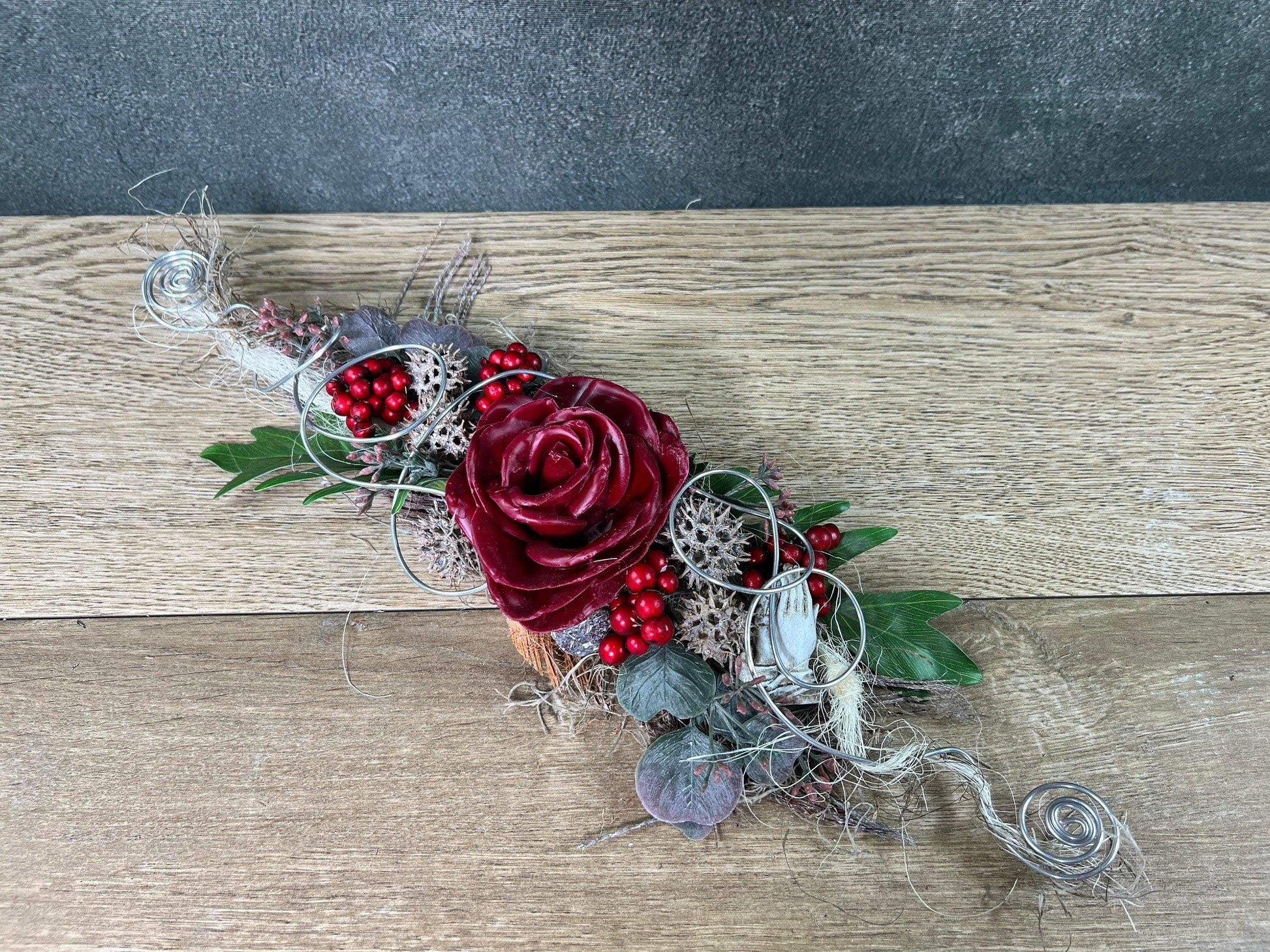 Grabgesteck zum legen Bukett Rose Wachsrose zum legen Allerheiligen Grabdekoration Betende Hände Grabschmuck Grab Grabstrauß Eukalyptus Deko – handgemacht aus Seiden- und Kunstblumen, langlebig & pflegeleicht von SarahsFlowerStudio