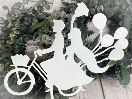Brautpaar auf Fahrrad mit Luftballons als Metall Stecker in Weiß Cake Topper Tortenfigur Hochzeit Weiß – handgemacht aus Seiden- und Kunstblumen, langlebig & pflegeleicht von SarahsFlowerStudio
