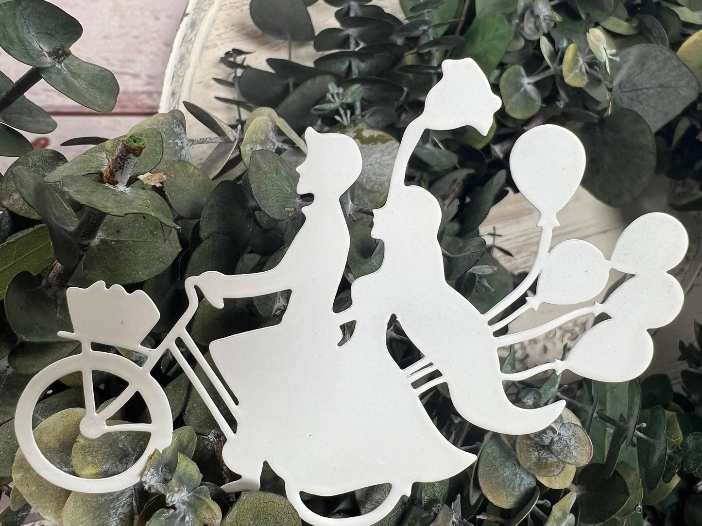 Brautpaar auf Fahrrad mit Luftballons als Metall Stecker in Weiß Cake Topper Tortenfigur Hochzeit Weiß – handgemacht aus Seiden- und Kunstblumen, langlebig & pflegeleicht von SarahsFlowerStudio