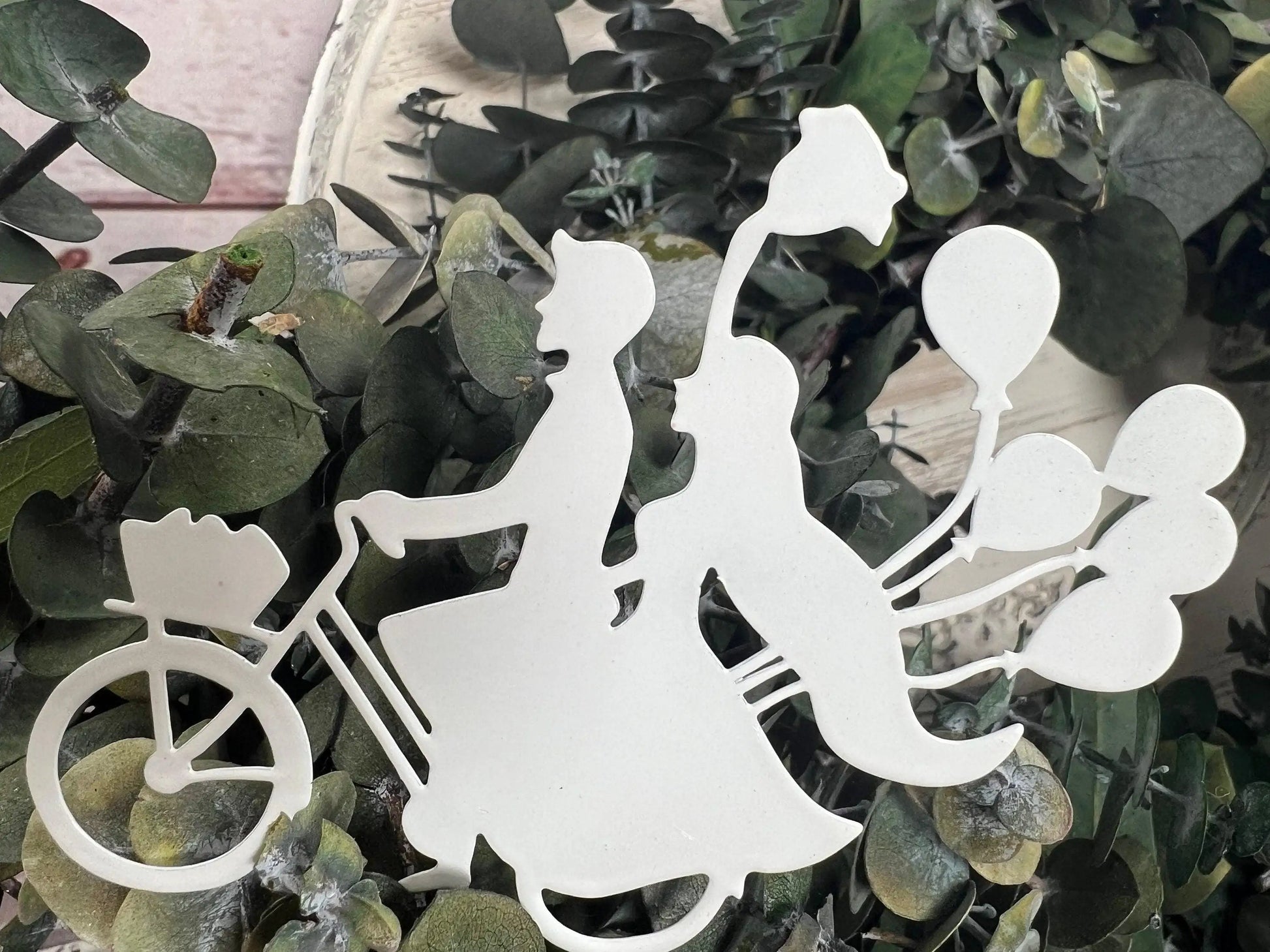 Brautpaar auf Fahrrad mit Luftballons als Metall Stecker in Weiß Cake Topper Tortenfigur Hochzeit Weiß – handgemacht aus Seiden- und Kunstblumen, langlebig & pflegeleicht von SarahsFlowerStudio