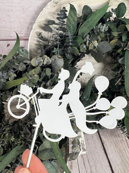 Brautpaar auf Fahrrad mit Luftballons als Metall Stecker in Weiß Cake Topper Tortenfigur Hochzeit Weiß – handgemacht aus Seiden- und Kunstblumen, langlebig & pflegeleicht von SarahsFlowerStudio
