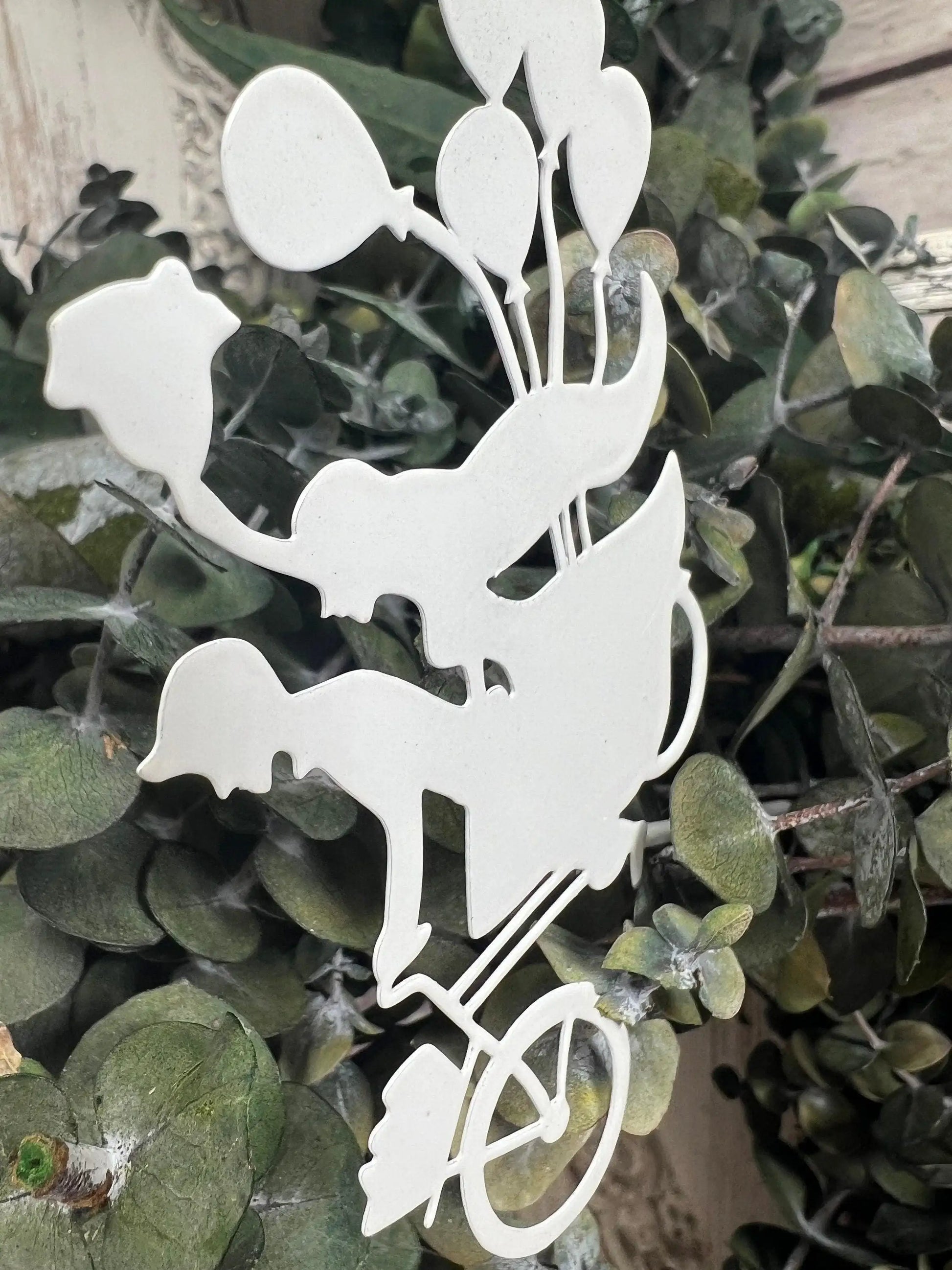 Brautpaar auf Fahrrad mit Luftballons als Metall Stecker in Weiß Cake Topper Tortenfigur Hochzeit Weiß – handgemacht aus Seiden- und Kunstblumen, langlebig & pflegeleicht von SarahsFlowerStudio