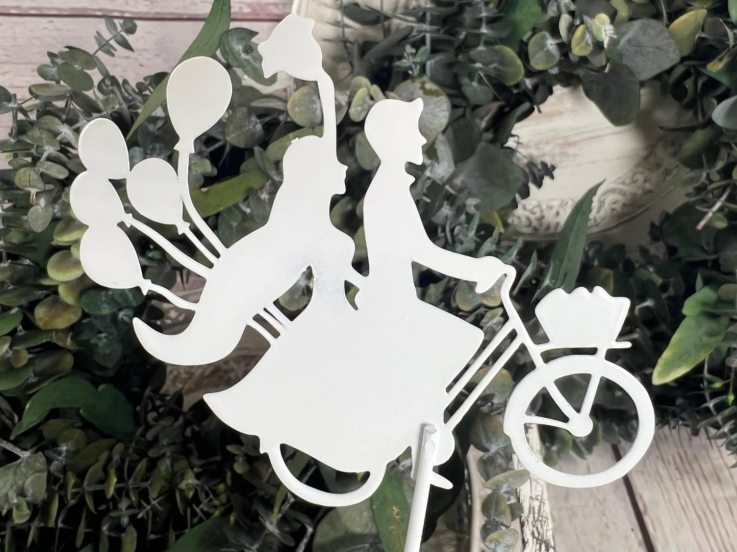 Brautpaar auf Fahrrad mit Luftballons als Metall Stecker in Weiß Cake Topper Tortenfigur Hochzeit Weiß – handgemacht aus Seiden- und Kunstblumen, langlebig & pflegeleicht von SarahsFlowerStudio