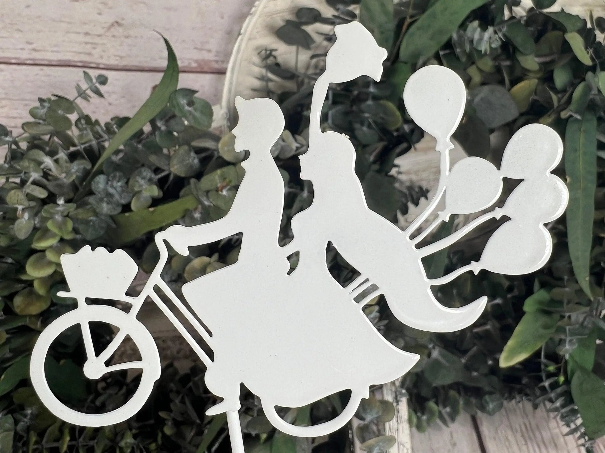 Brautpaar auf Fahrrad mit Luftballons als Metall Stecker in Weiß Cake Topper Tortenfigur Hochzeit Weiß – handgemacht aus Seiden- und Kunstblumen, langlebig & pflegeleicht von SarahsFlowerStudio