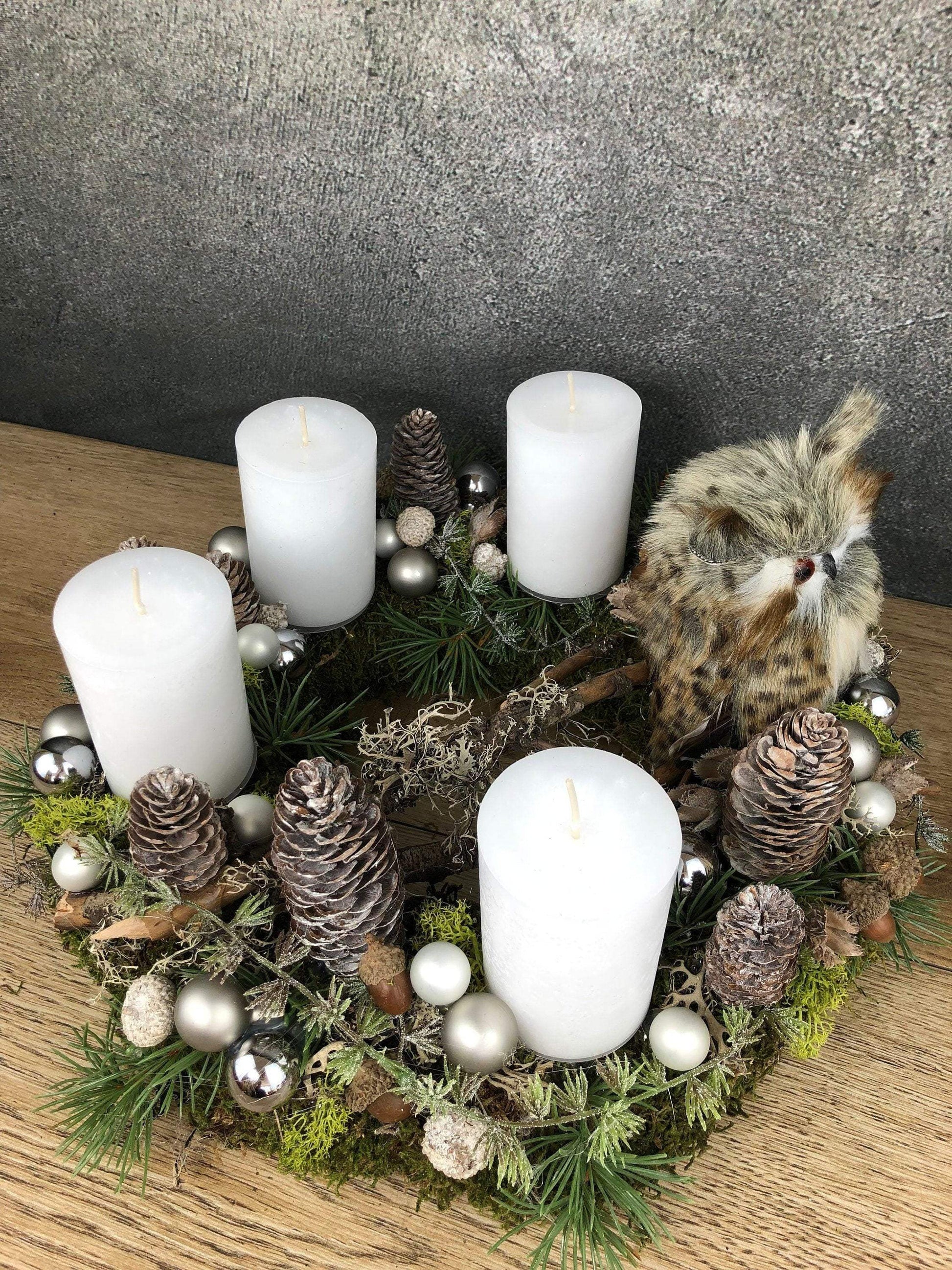 Adventskranz Adventskalender Eule Zapfen Moos Sterne Kerzen Tanne Zweige Modern Natürlich Getrocknet Künstlich Haltbar – handgemacht aus Seiden- und Kunstblumen, langlebig & pflegeleicht von SarahsFlowerStudio