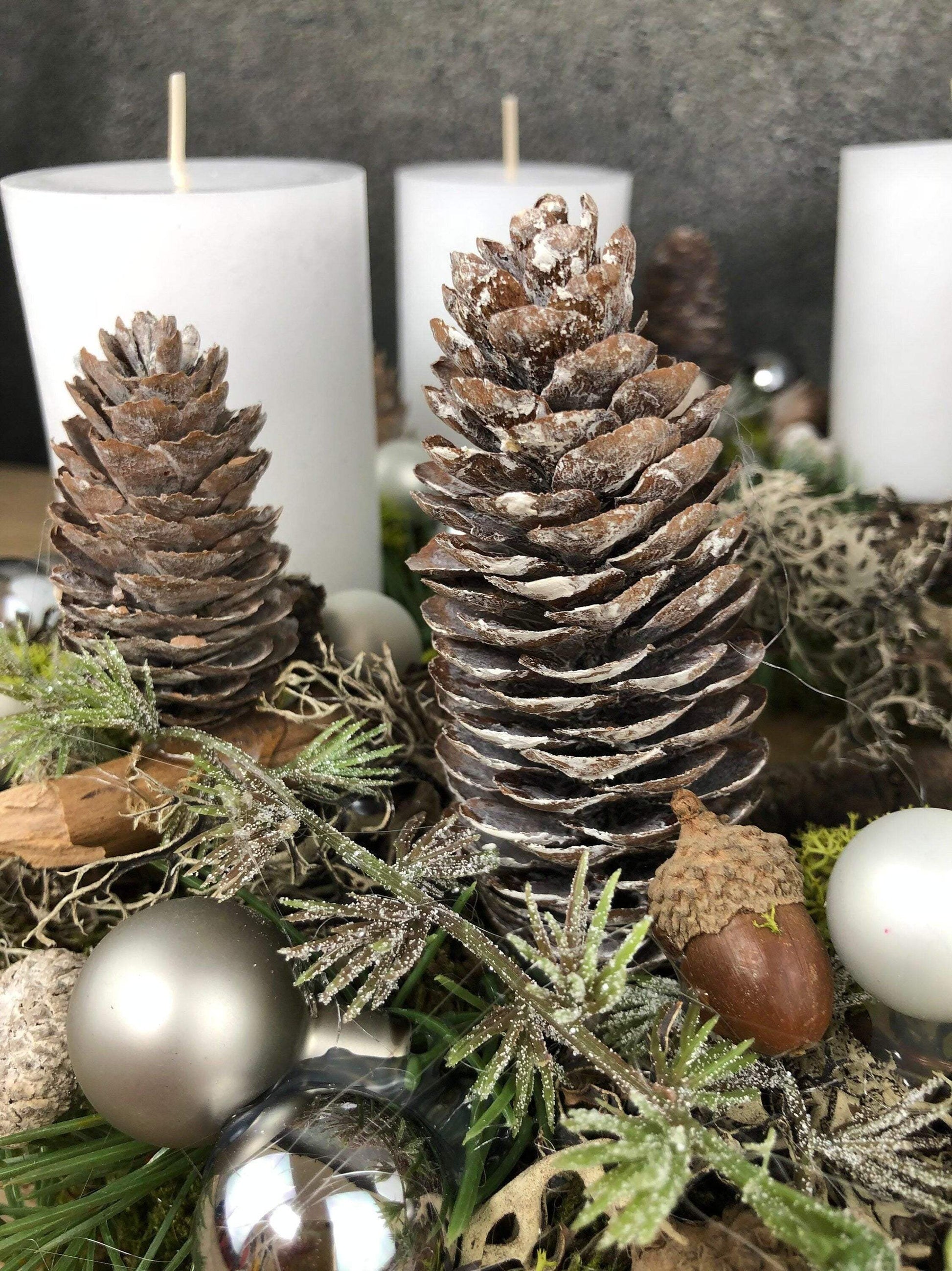 Adventskranz Adventskalender Eule Zapfen Moos Sterne Kerzen Tanne Zweige Modern Natürlich Getrocknet Künstlich Haltbar – handgemacht aus Seiden- und Kunstblumen, langlebig & pflegeleicht von SarahsFlowerStudio