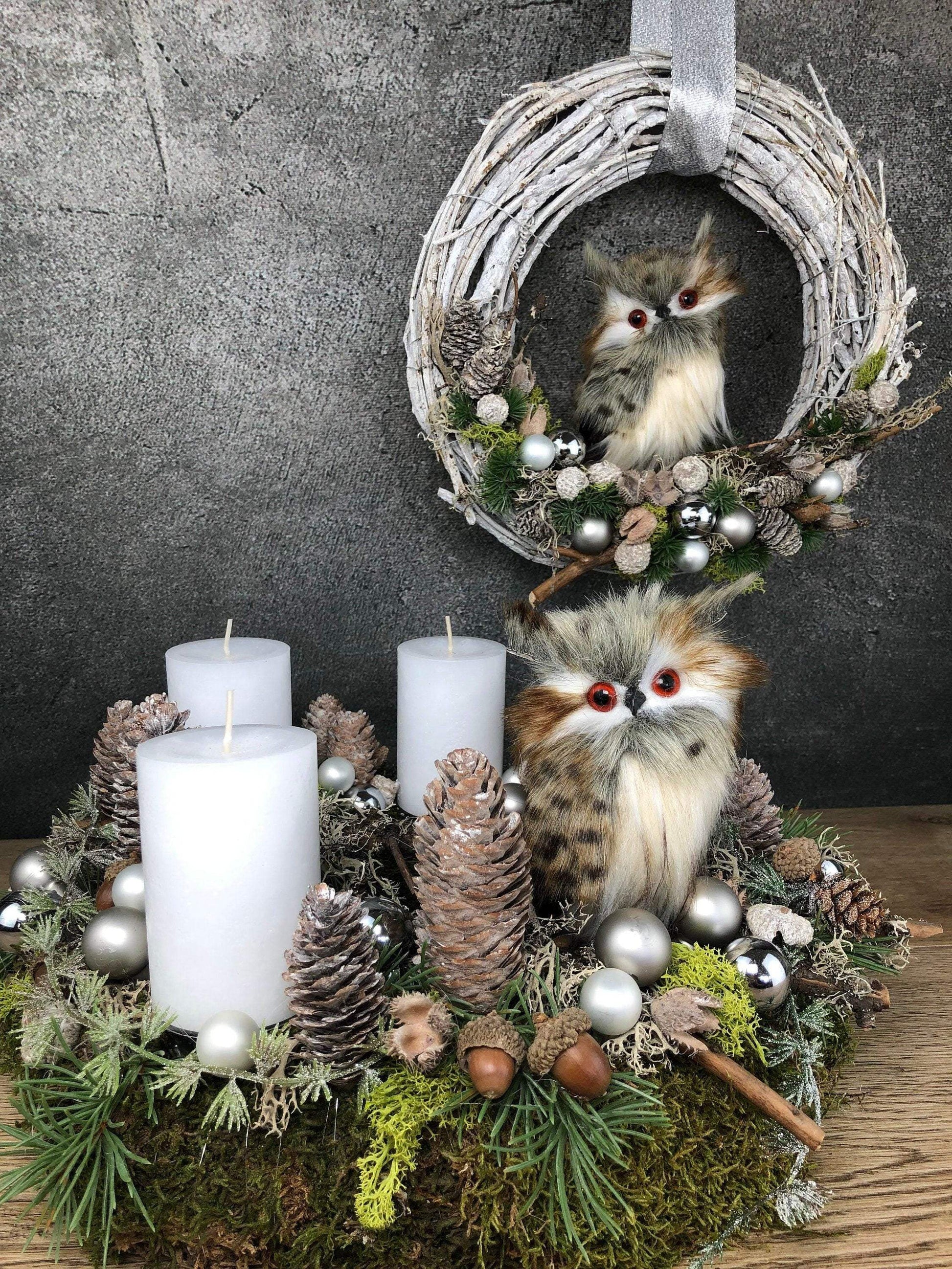 Adventskranz Adventskalender Eule Zapfen Moos Sterne Kerzen Tanne Zweige Modern Natürlich Getrocknet Künstlich Haltbar – handgemacht aus Seiden- und Kunstblumen, langlebig & pflegeleicht von SarahsFlowerStudio