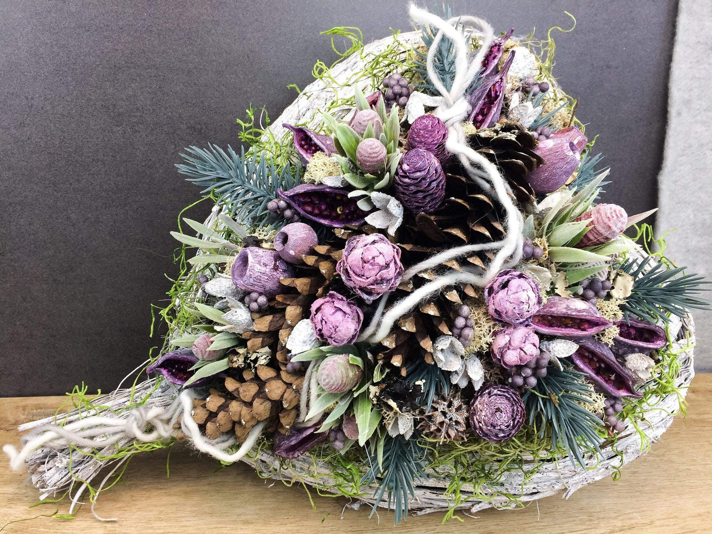 Grabgesteck Allerheiligen Grabschmuck Herz Grabdekoration Deko Tanne Exoten Kapgrün Zapfen Hutzeln Filzschnur Islandmoos Herz – handgemacht aus Seiden- und Kunstblumen, langlebig & pflegeleicht von SarahsFlowerStudio