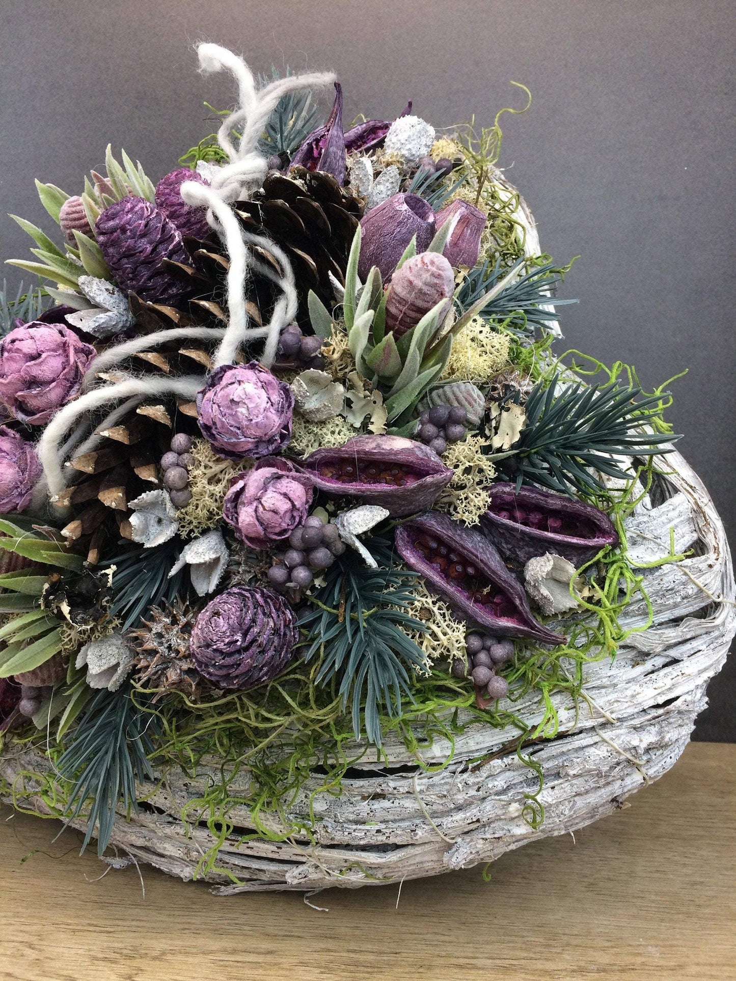 Grabgesteck Allerheiligen Grabschmuck Herz Grabdekoration Deko Tanne Exoten Kapgrün Zapfen Hutzeln Filzschnur Islandmoos Herz – handgemacht aus Seiden- und Kunstblumen, langlebig & pflegeleicht von SarahsFlowerStudio