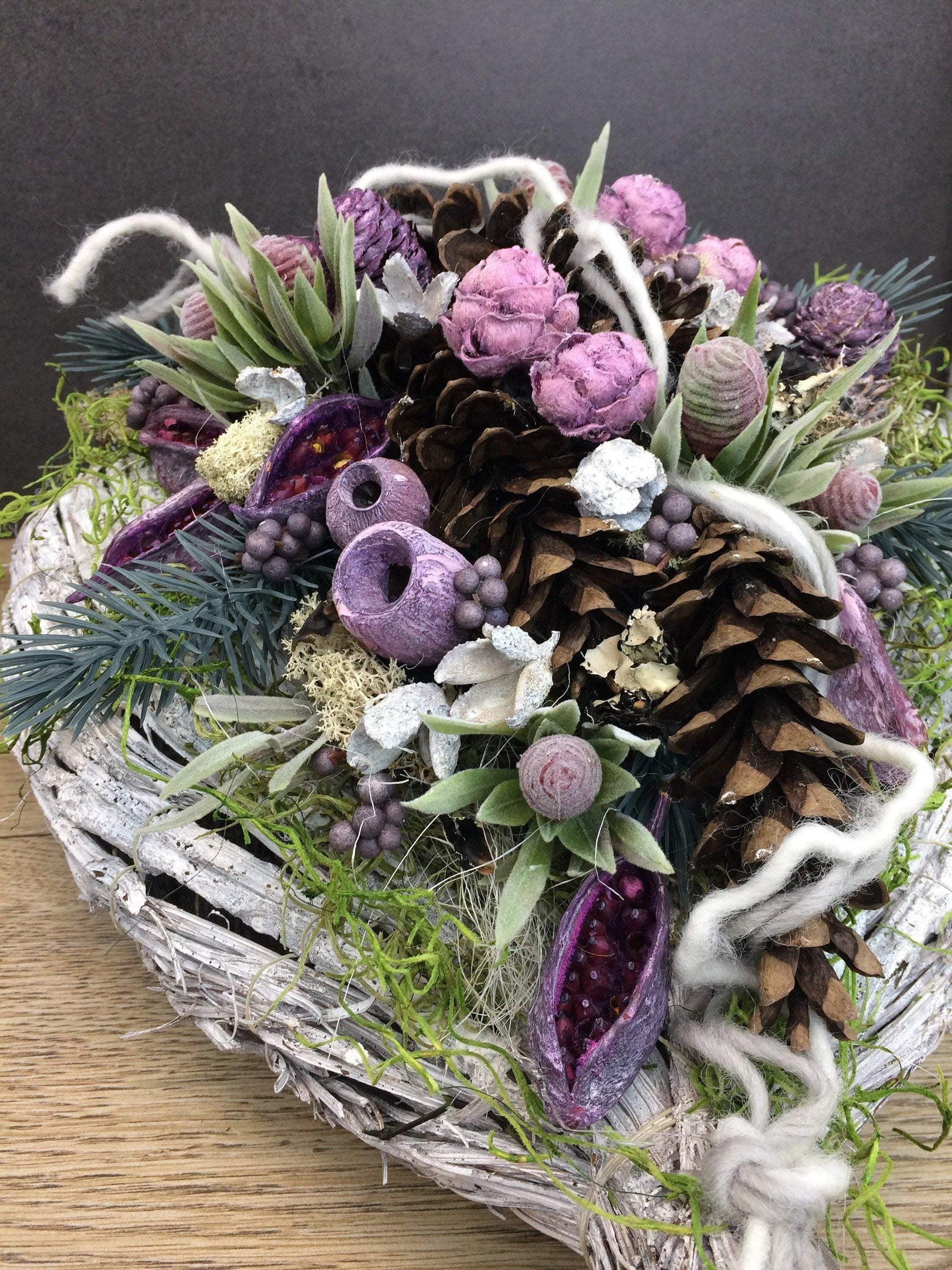Grabgesteck Allerheiligen Grabschmuck Herz Grabdekoration Deko Tanne Exoten Kapgrün Zapfen Hutzeln Filzschnur Islandmoos Herz – handgemacht aus Seiden- und Kunstblumen, langlebig & pflegeleicht von SarahsFlowerStudio