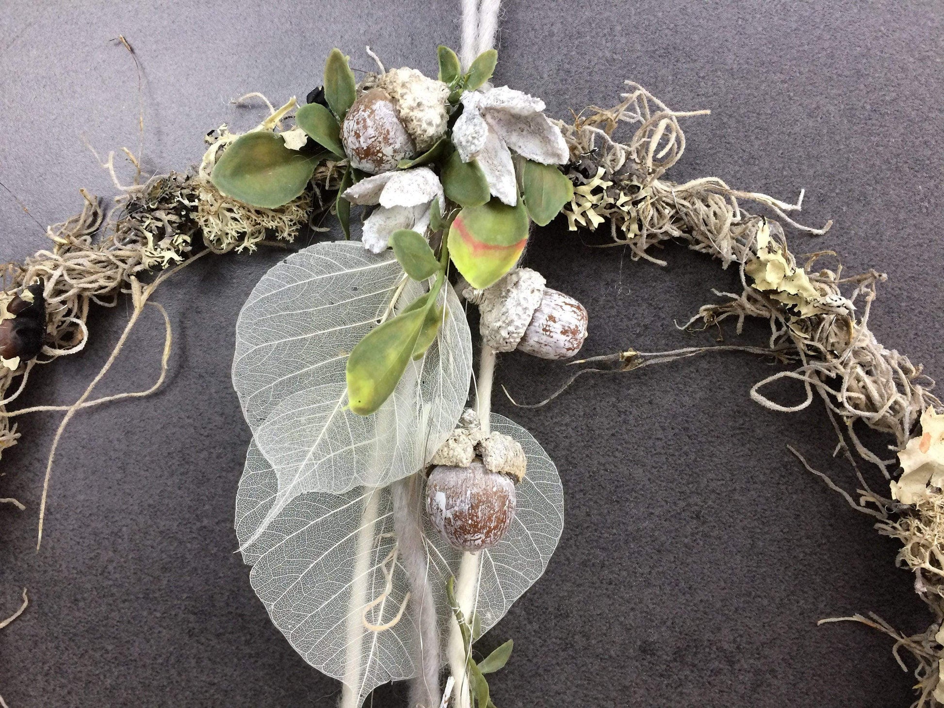 Türkranz Herbst Herbstlich Türschmuck Modern Tür Schmuck Wunschgröße ganzjährig Boho Eicheln Filz Natur Moos Skelettblätter Buchecker – handgemacht aus Seiden- und Kunstblumen, langlebig & pflegeleicht von SarahsFlowerStudio