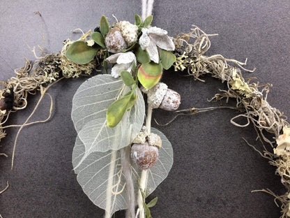 Türkranz Herbst Herbstlich Türschmuck Modern Tür Schmuck Wunschgröße ganzjährig Boho Eicheln Filz Natur Moos Skelettblätter Buchecker – handgemacht aus Seiden- und Kunstblumen, langlebig & pflegeleicht von SarahsFlowerStudio