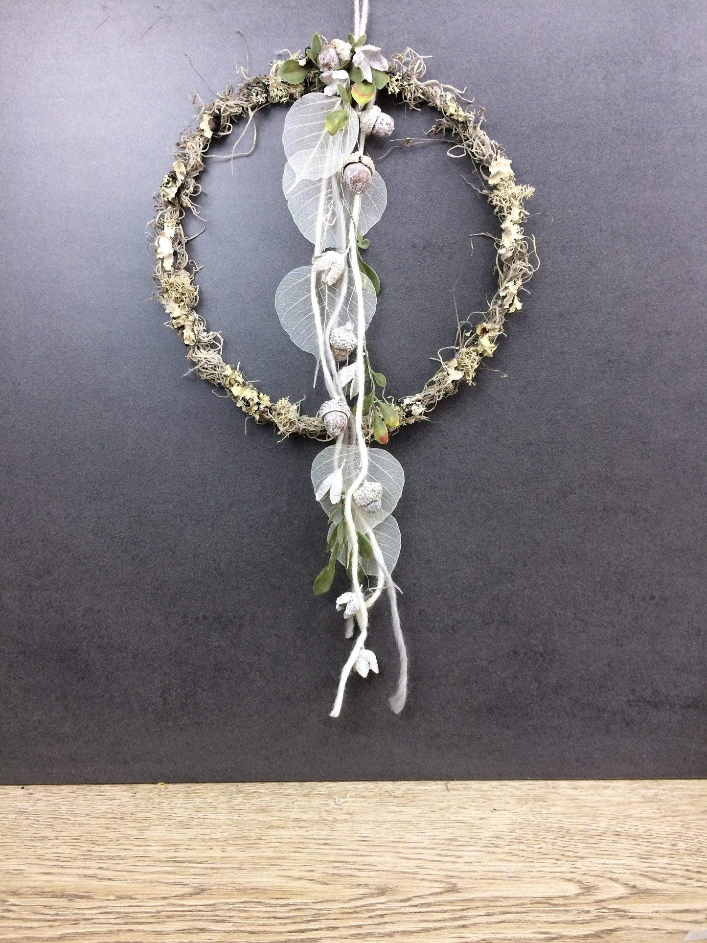 Türkranz Herbst Herbstlich Türschmuck Modern Tür Schmuck Wunschgröße ganzjährig Boho Eicheln Filz Natur Moos Skelettblätter Buchecker – handgemacht aus Seiden- und Kunstblumen, langlebig & pflegeleicht von SarahsFlowerStudio