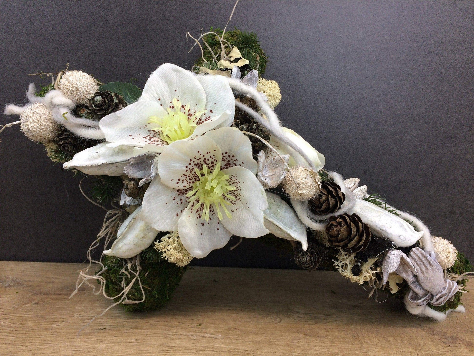 Grabgesteck Grabschmuck Kreuz Christrose Farbwunsch Exoten Tanne Zapfen Hutzeln Allerheiligen Filzschnur Christrosen Grabdeko Grabdekoration – handgemacht aus Seiden- und Kunstblumen, langlebig & pflegeleicht von SarahsFlowerStudio