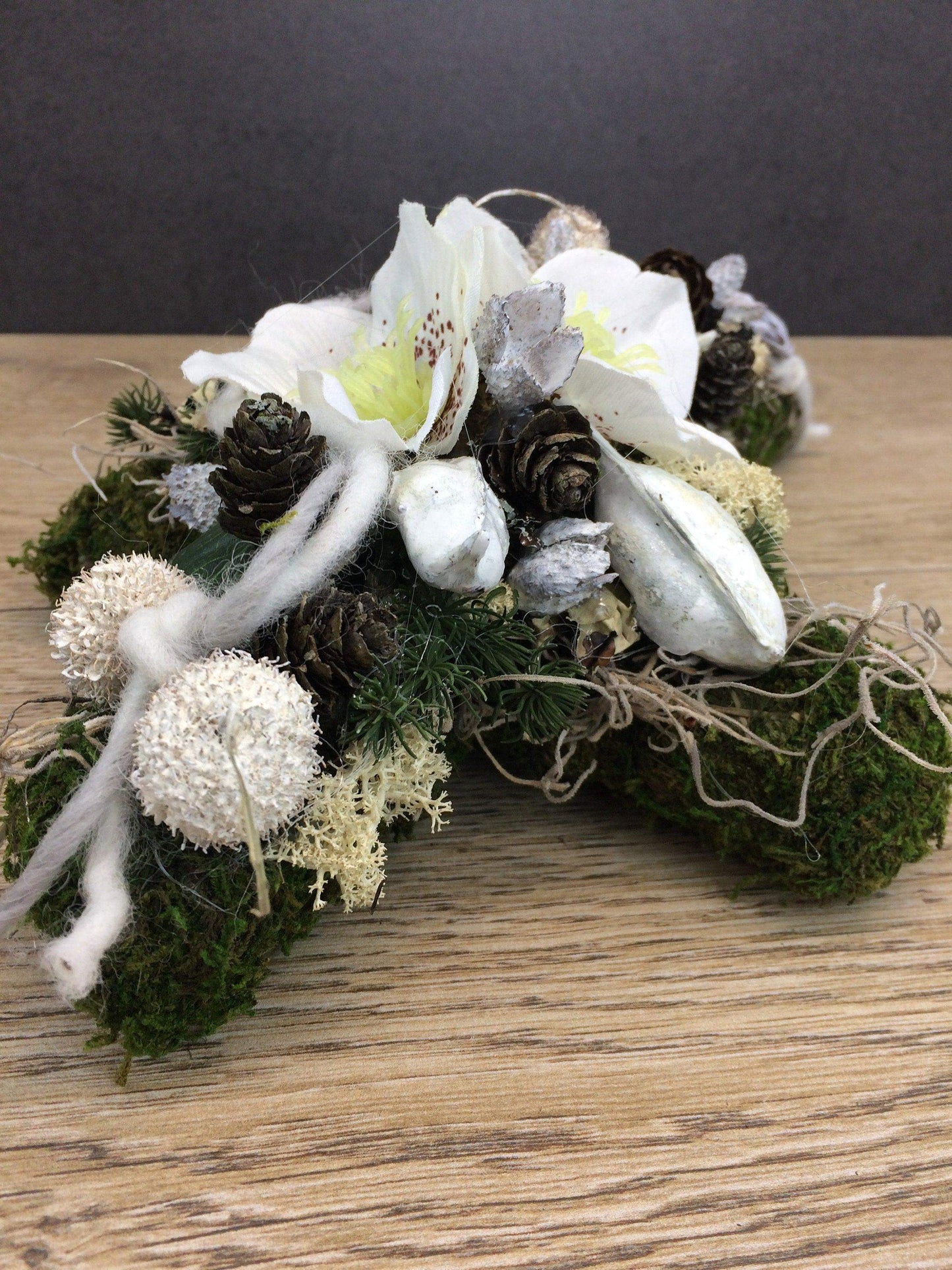 Grabgesteck Grabschmuck Kreuz Christrose Farbwunsch Exoten Tanne Zapfen Hutzeln Allerheiligen Filzschnur Christrosen Grabdeko Grabdekoration – handgemacht aus Seiden- und Kunstblumen, langlebig & pflegeleicht von SarahsFlowerStudio
