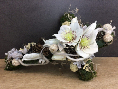 Grabgesteck Grabschmuck Kreuz Christrose Farbwunsch Exoten Tanne Zapfen Hutzeln Allerheiligen Filzschnur Christrosen Grabdeko Grabdekoration – handgemacht aus Seiden- und Kunstblumen, langlebig & pflegeleicht von SarahsFlowerStudio
