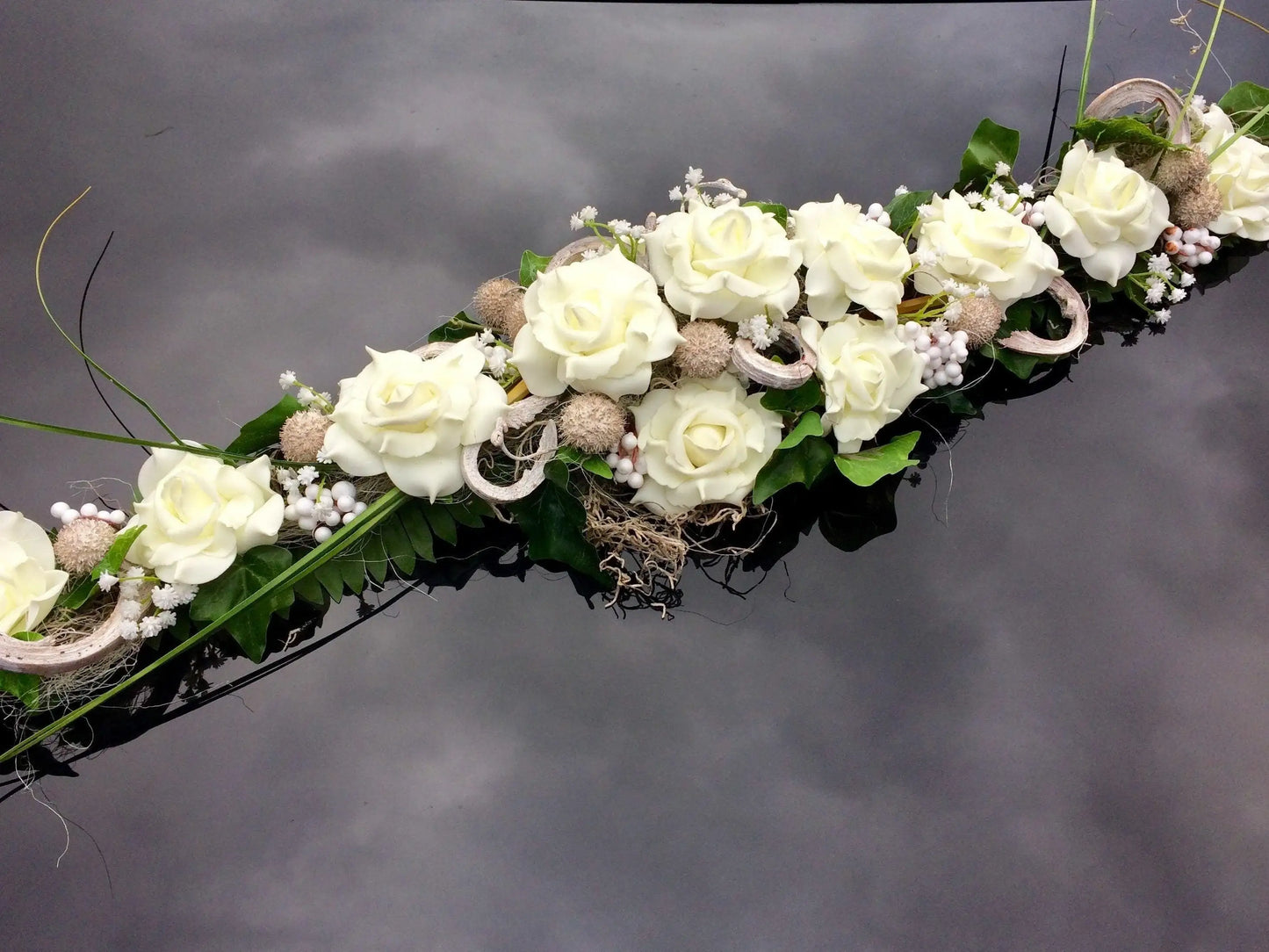 Autoschmuck Autodekoration Autoblumenschmuck Gesteck Wunschfarbe Hochzeit Kutschen Schmuck Kutschendeko Kutsche Wedding – handgemacht aus Seiden- und Kunstblumen, langlebig & pflegeleicht von SarahsFlowerStudio