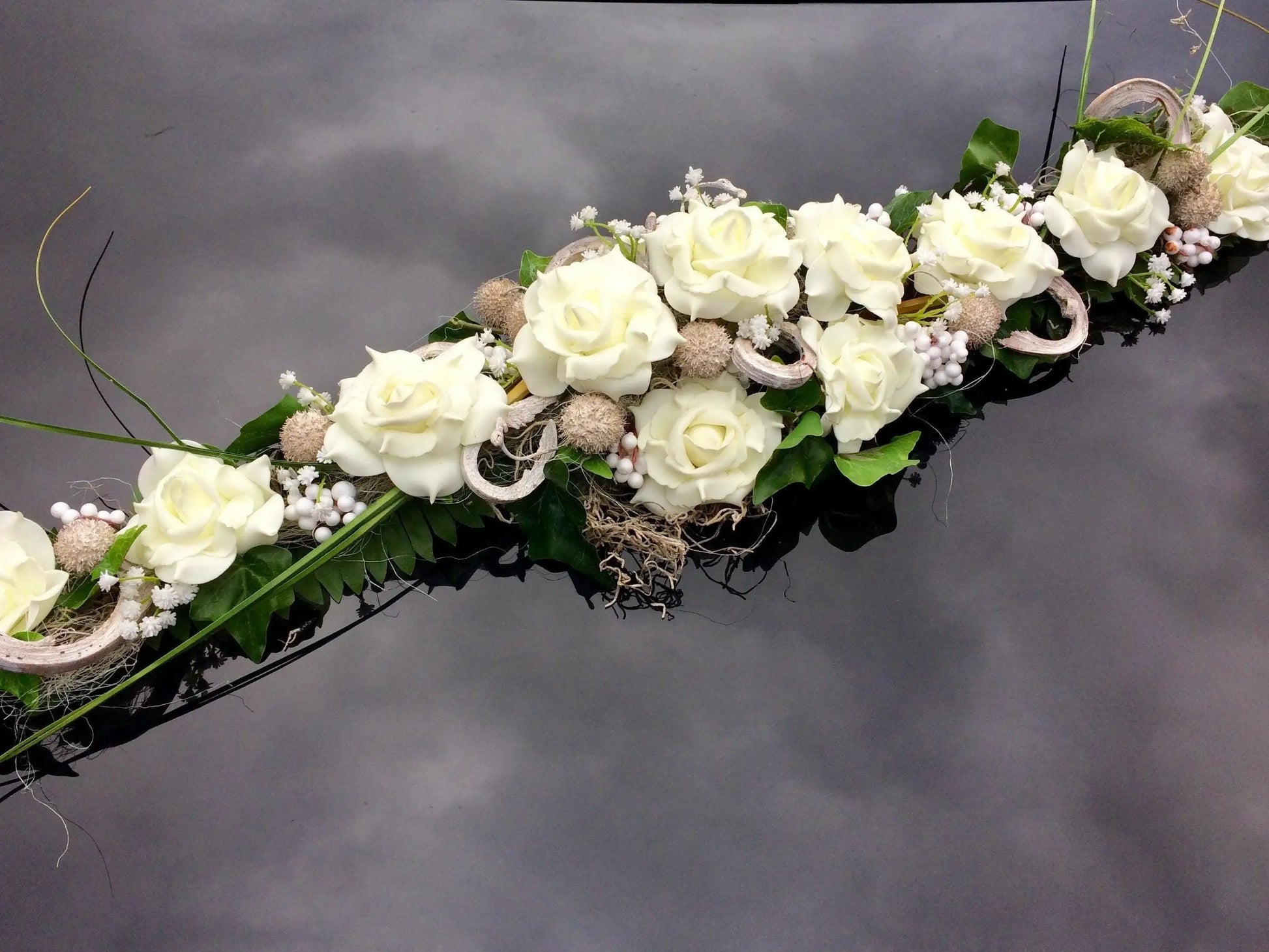 Autoschmuck Autodekoration Autoblumenschmuck Gesteck Wunschfarbe Hochzeit Kutschen Schmuck Kutschendeko Kutsche Wedding – handgemacht aus Seiden- und Kunstblumen, langlebig & pflegeleicht von SarahsFlowerStudio