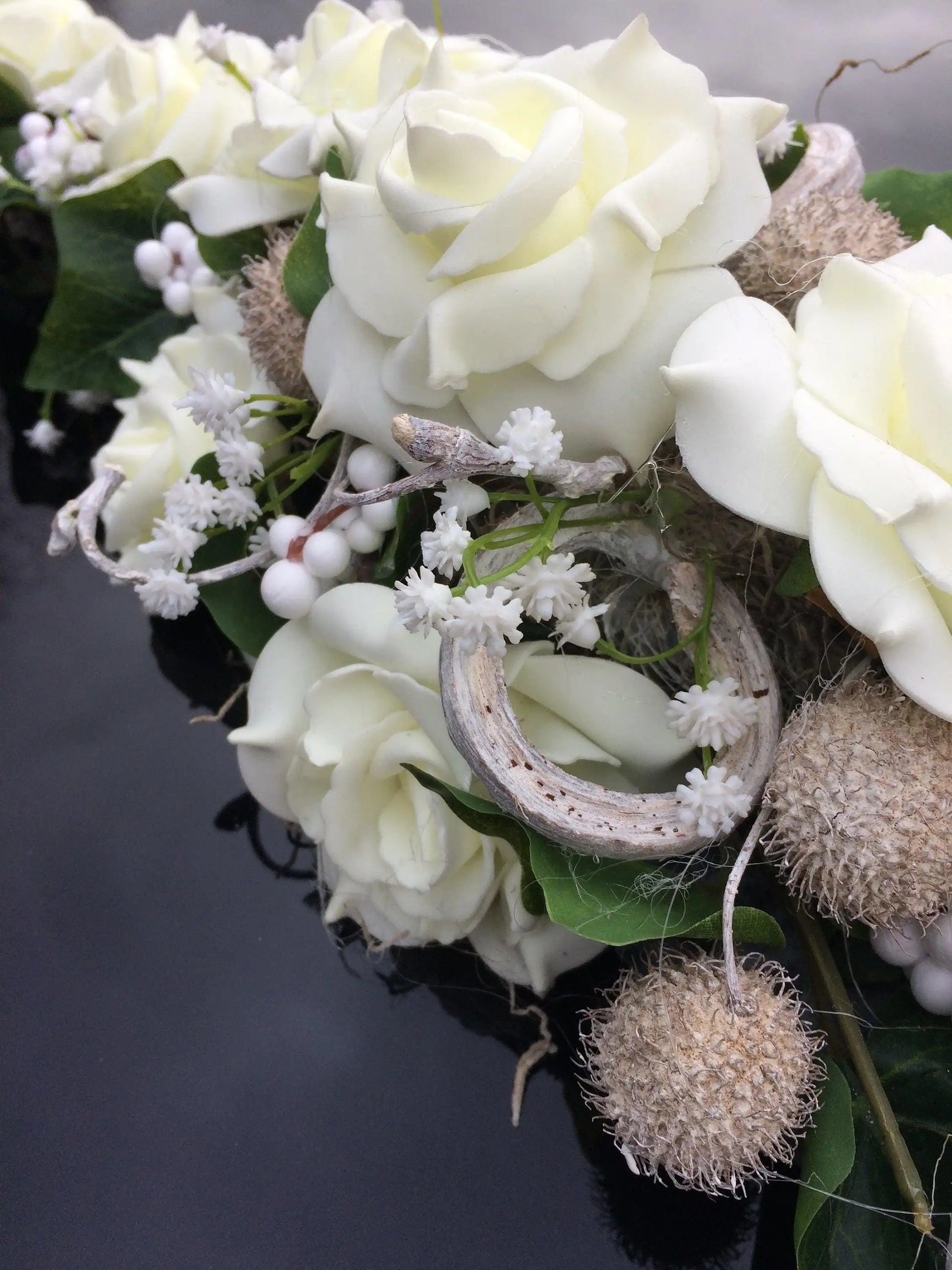 Autoschmuck Autodekoration Autoblumenschmuck Gesteck Wunschfarbe Hochzeit Kutschen Schmuck Kutschendeko Kutsche Wedding – handgemacht aus Seiden- und Kunstblumen, langlebig & pflegeleicht von SarahsFlowerStudio