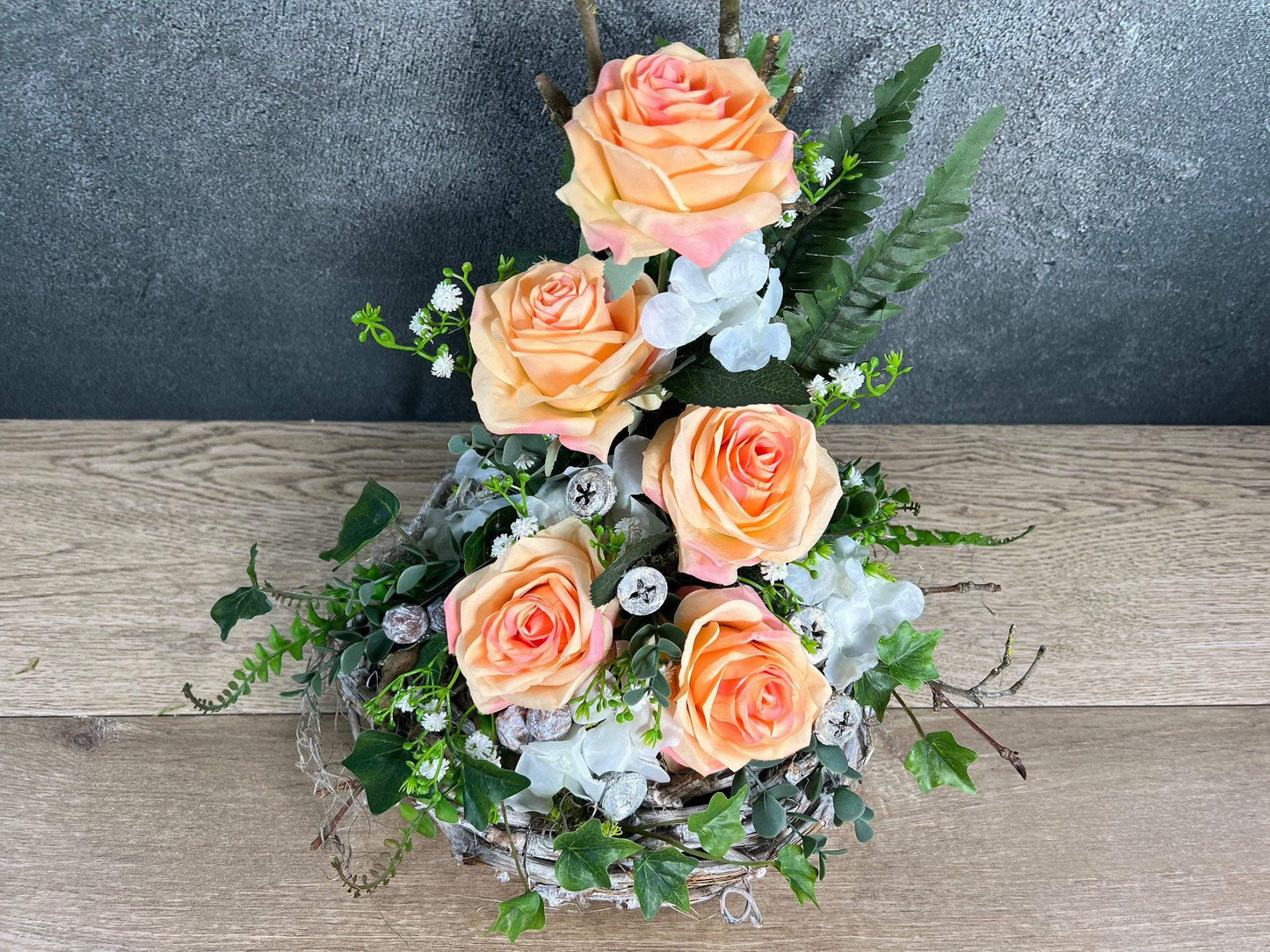Grabgesteck Allerheiligen Grabschmuck Rose Hortensie Eukalyptus Efeu Wunschfarbe Grabdeko Grabdekoration Allerheiligen – handgemacht aus Seiden- und Kunstblumen, langlebig & pflegeleicht von SarahsFlowerStudio