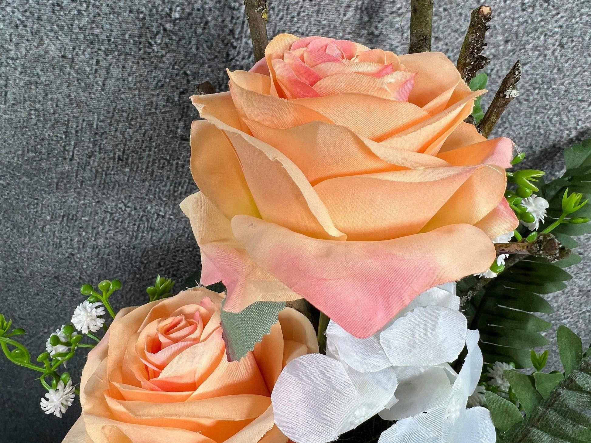 Grabgesteck Allerheiligen Grabschmuck Rose Hortensie Eukalyptus Efeu Wunschfarbe Grabdeko Grabdekoration Allerheiligen – handgemacht aus Seiden- und Kunstblumen, langlebig & pflegeleicht von SarahsFlowerStudio