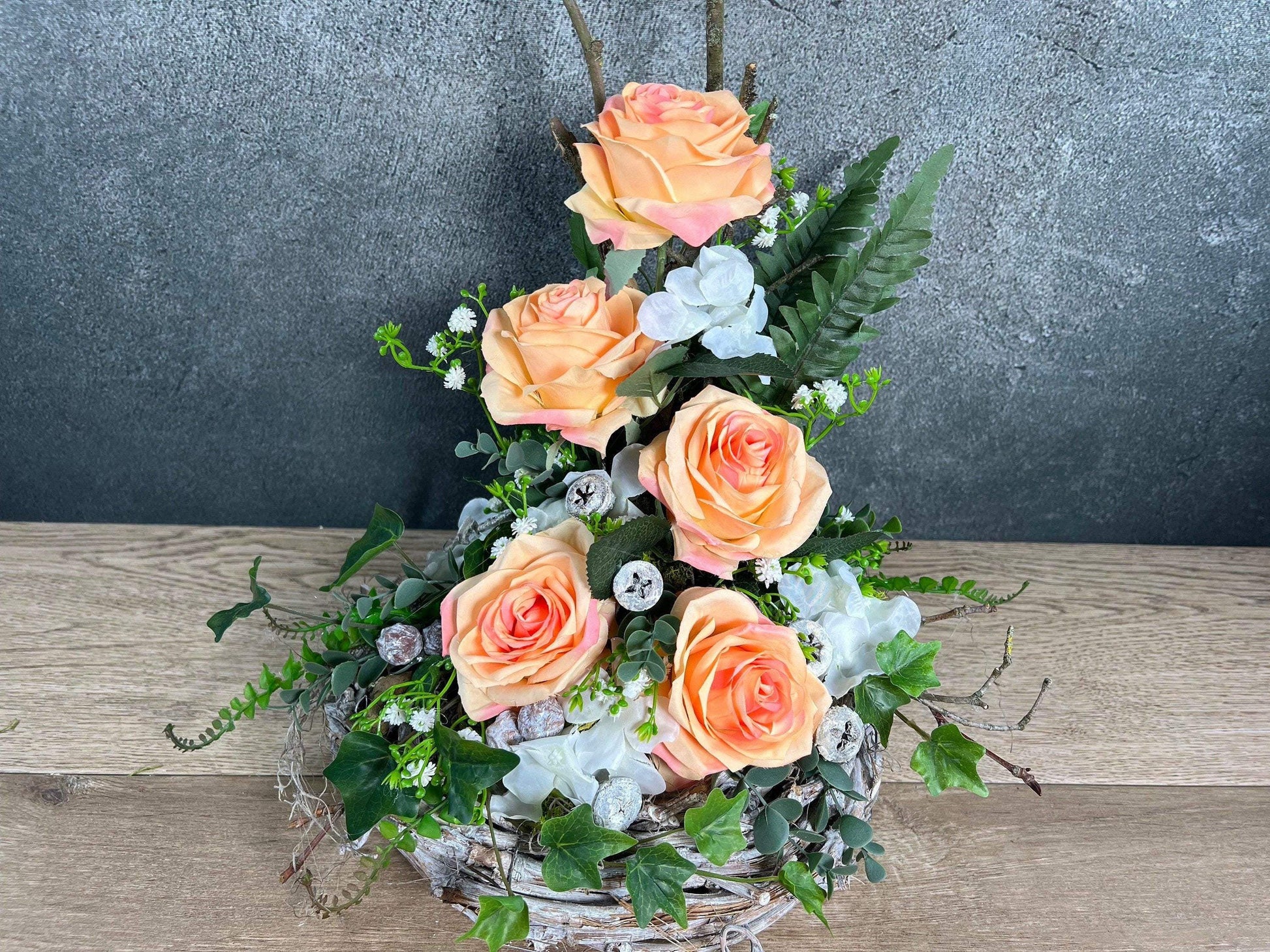 Grabgesteck Allerheiligen Grabschmuck Rose Hortensie Eukalyptus Efeu Wunschfarbe Grabdeko Grabdekoration Allerheiligen – handgemacht aus Seiden- und Kunstblumen, langlebig & pflegeleicht von SarahsFlowerStudio