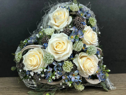 Grabgesteck Rosen Wiesenblumen Grabschmuck Herz Farbwunsch Grabdeko Grabdekoration – handgemacht aus Seiden- und Kunstblumen, langlebig & pflegeleicht von SarahsFlowerStudio